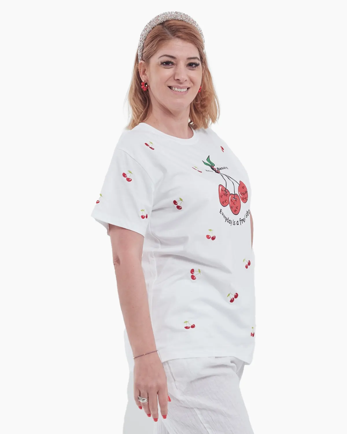 Tricou alb cu imprimeu cireșe, mesaj pozitiv și aplicații strălucitoare [3]