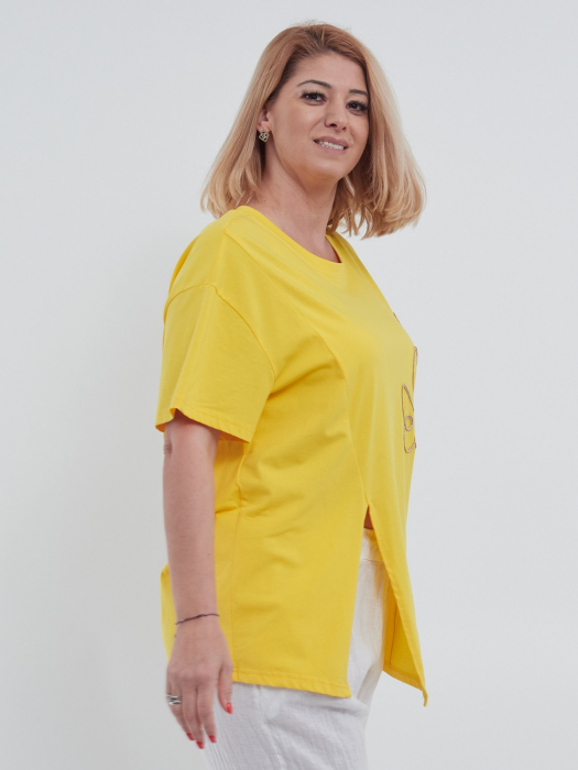 Tricou elegant din bumbac premium cu detaliu floral auriu aplicat si slit frontal subtil croiala lejera casual vernil [3]