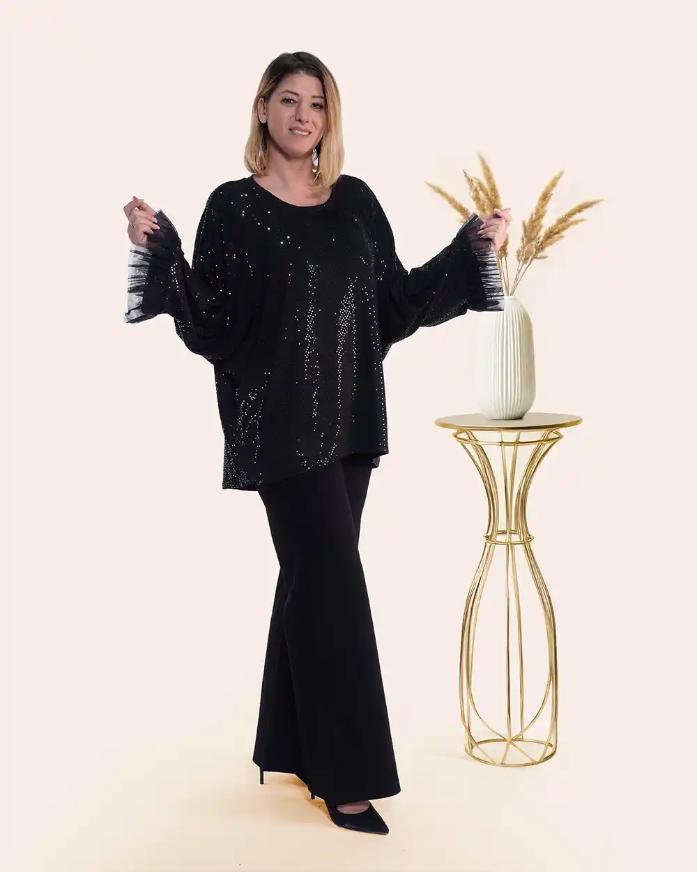 Bluză elegantă sclipitoare neagră cu mâneci kimono și volane dantelă [3]