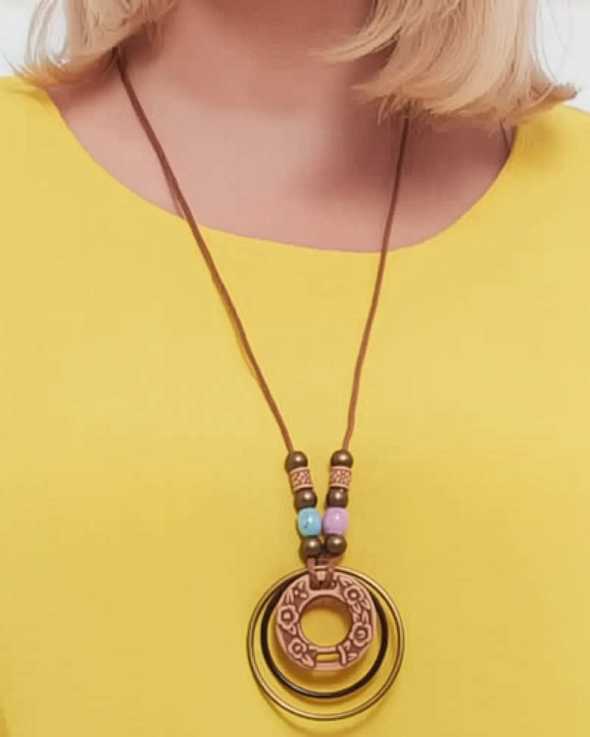 Bluză galbenă casual din vâscoză fină, croială lejeră și colier inclus [4]