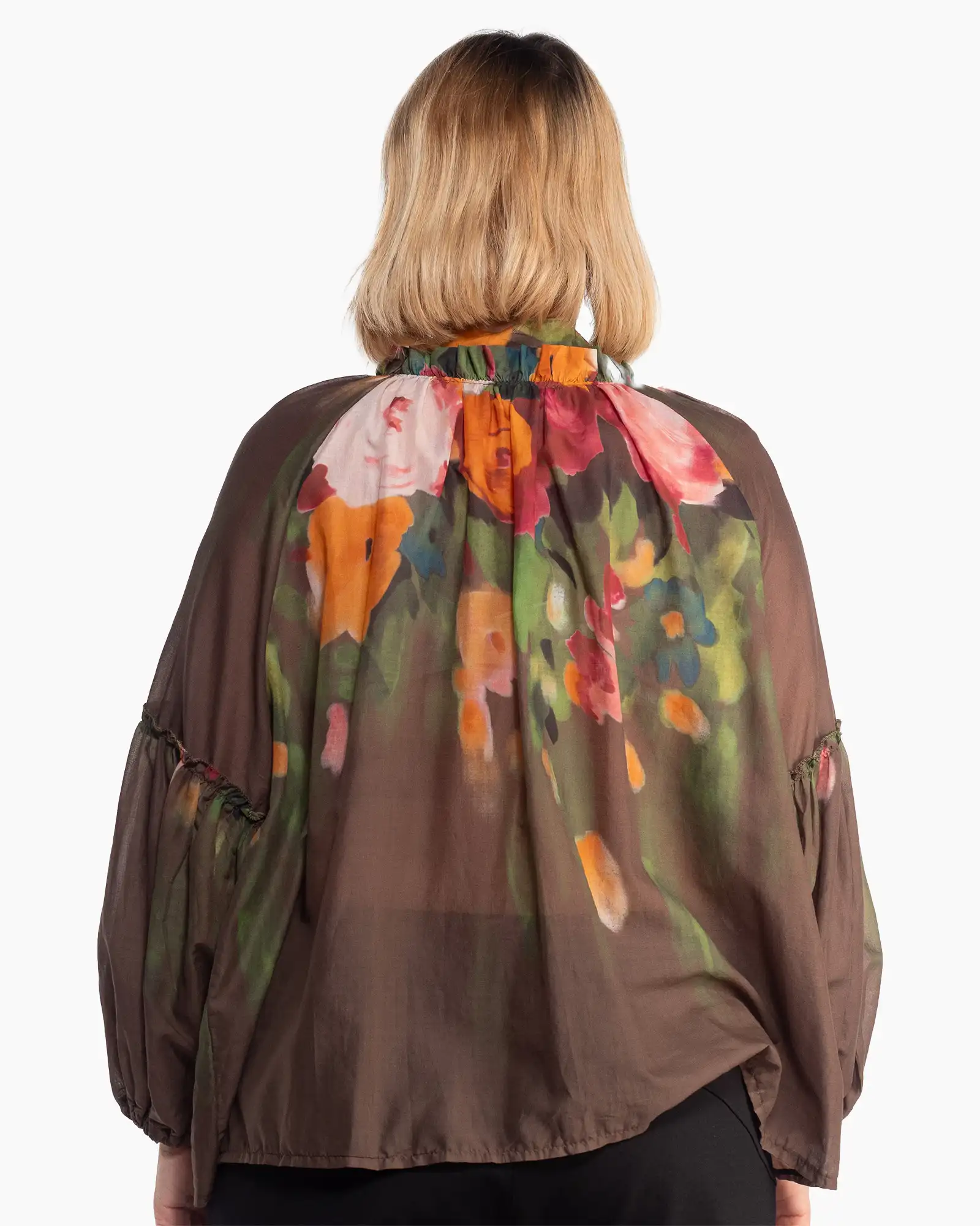 Bluză maro vaporoasă cu imprimeu floral chic și mâneci bufante [1]