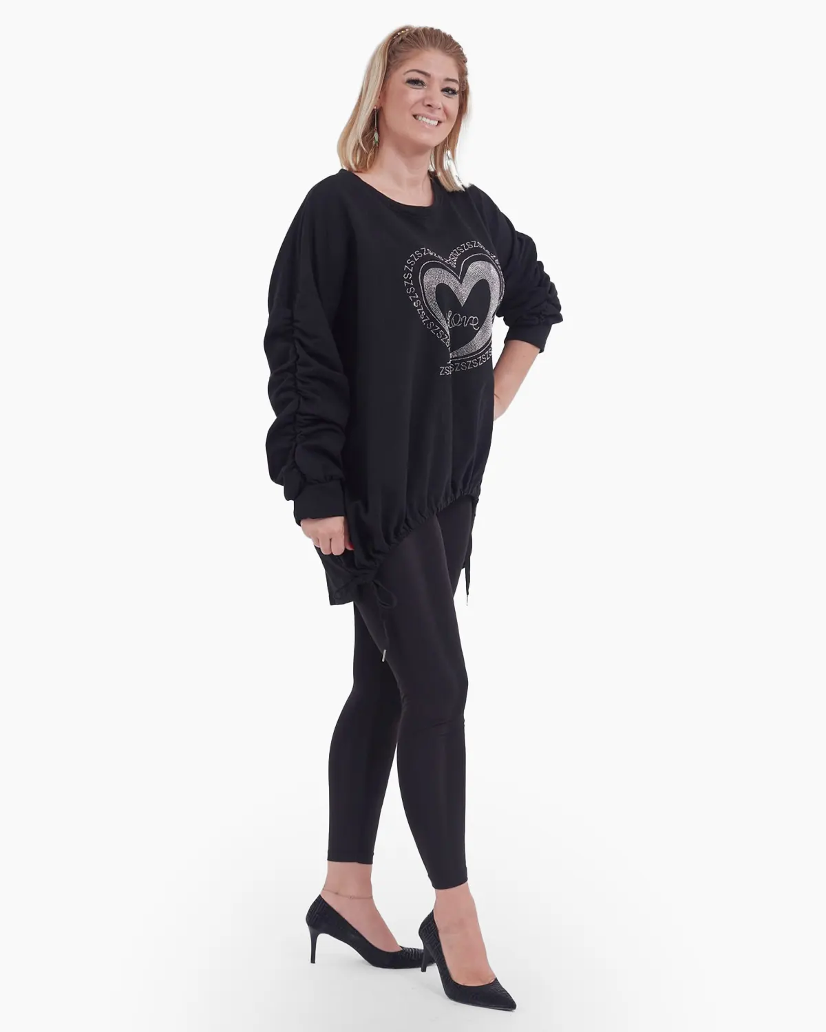 Bluza neagra din bumbac cu strasuri ce formeaza o inima [1]