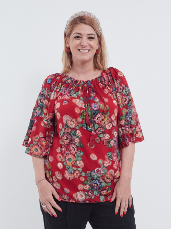 Bluze din Bumbac - Bluză roșie tip ie asimetrică cu volane și imprimeu floral