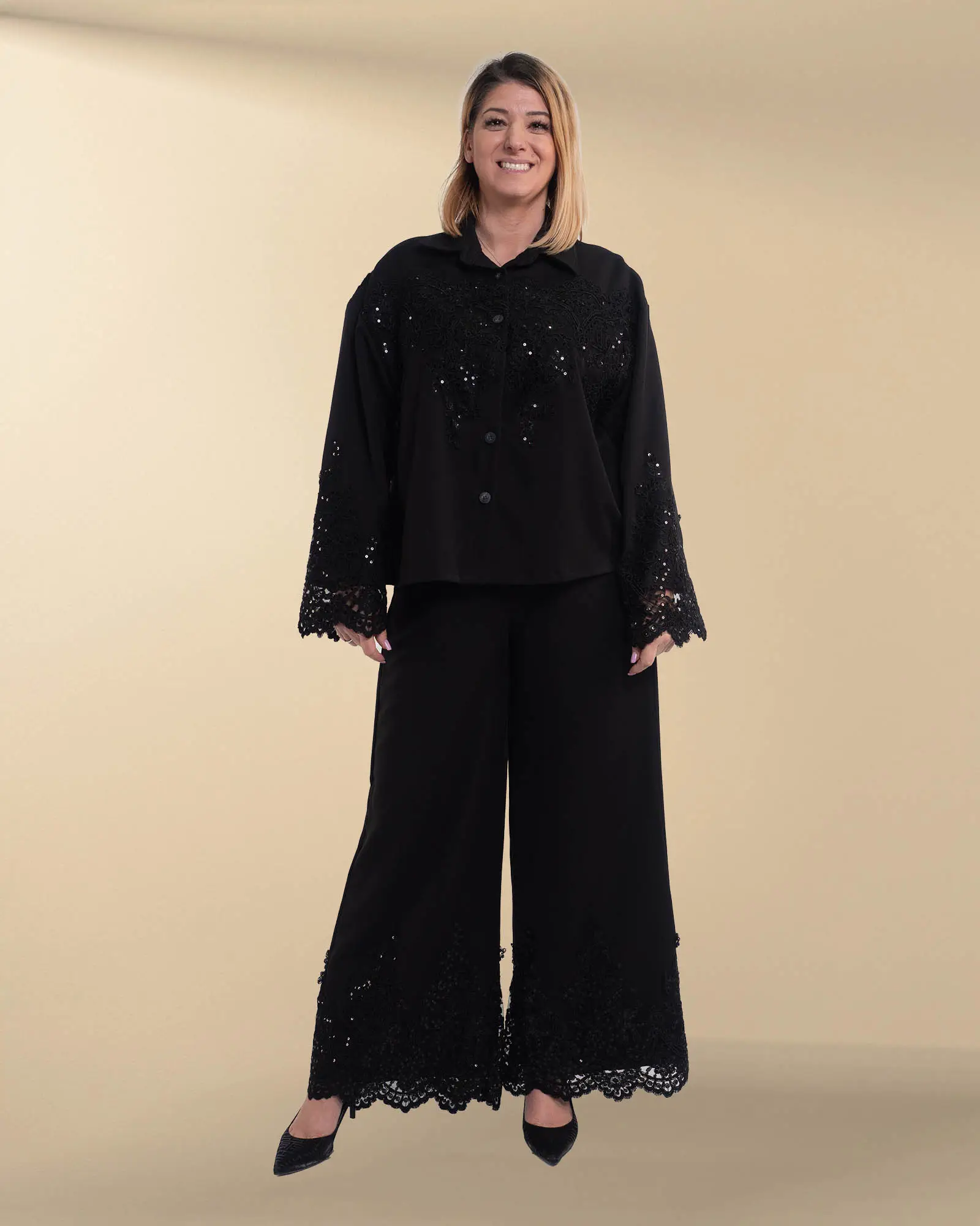 Produse noi - Compleu chic negru din două piese cu detalii prețioase din dantelă și paiete