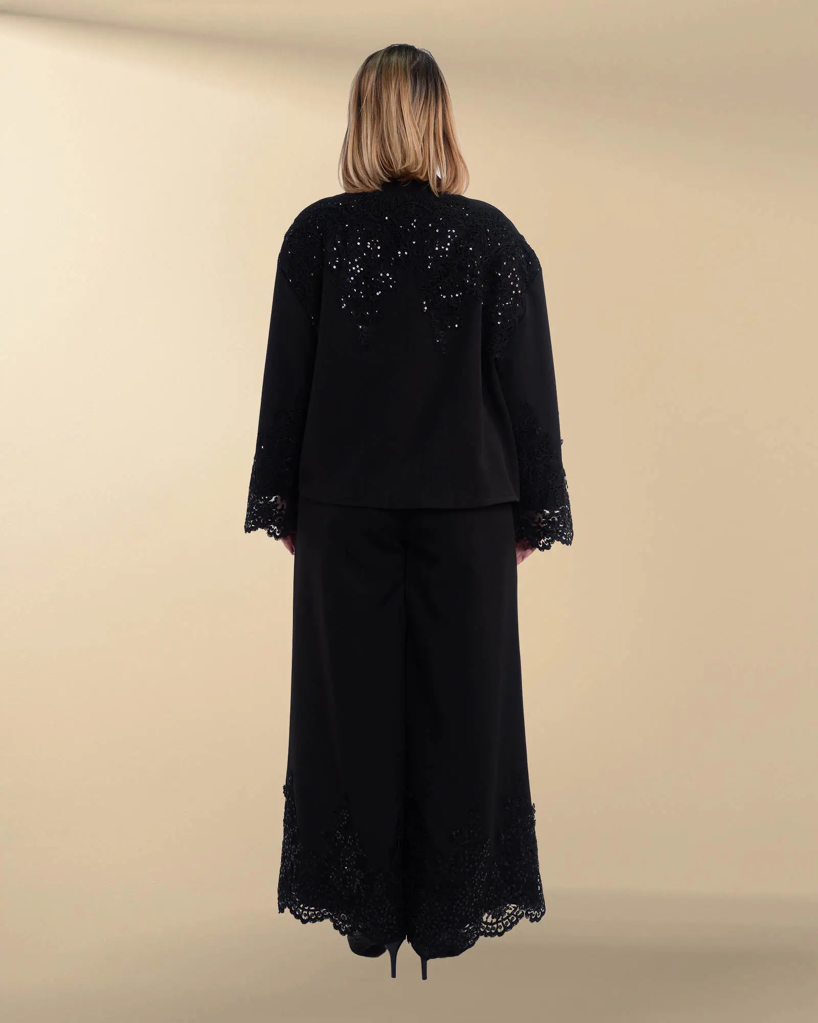Compleu chic negru din două piese cu detalii prețioase din dantelă și paiete [1]