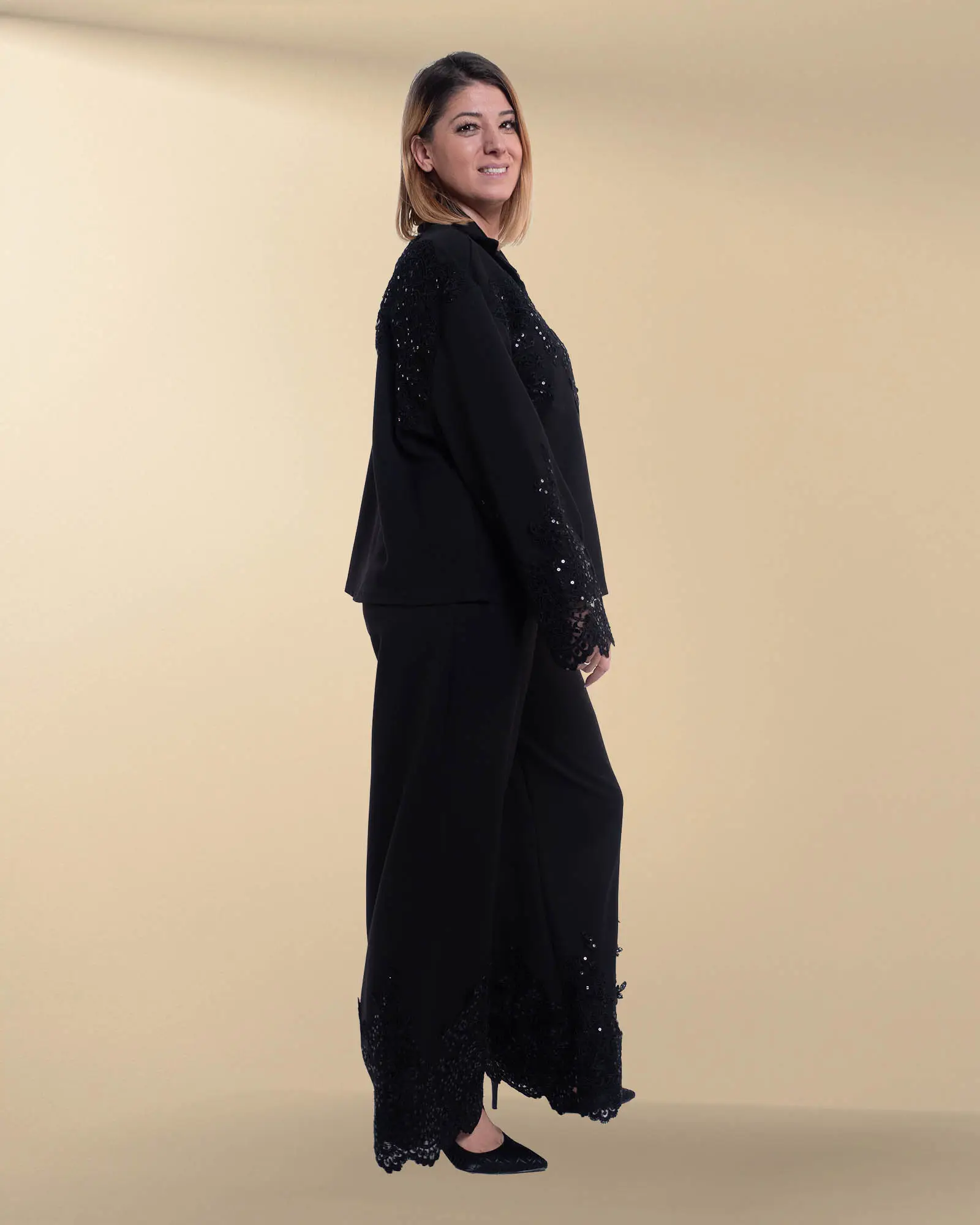 Compleu chic negru din două piese cu detalii prețioase din dantelă și paiete [2]