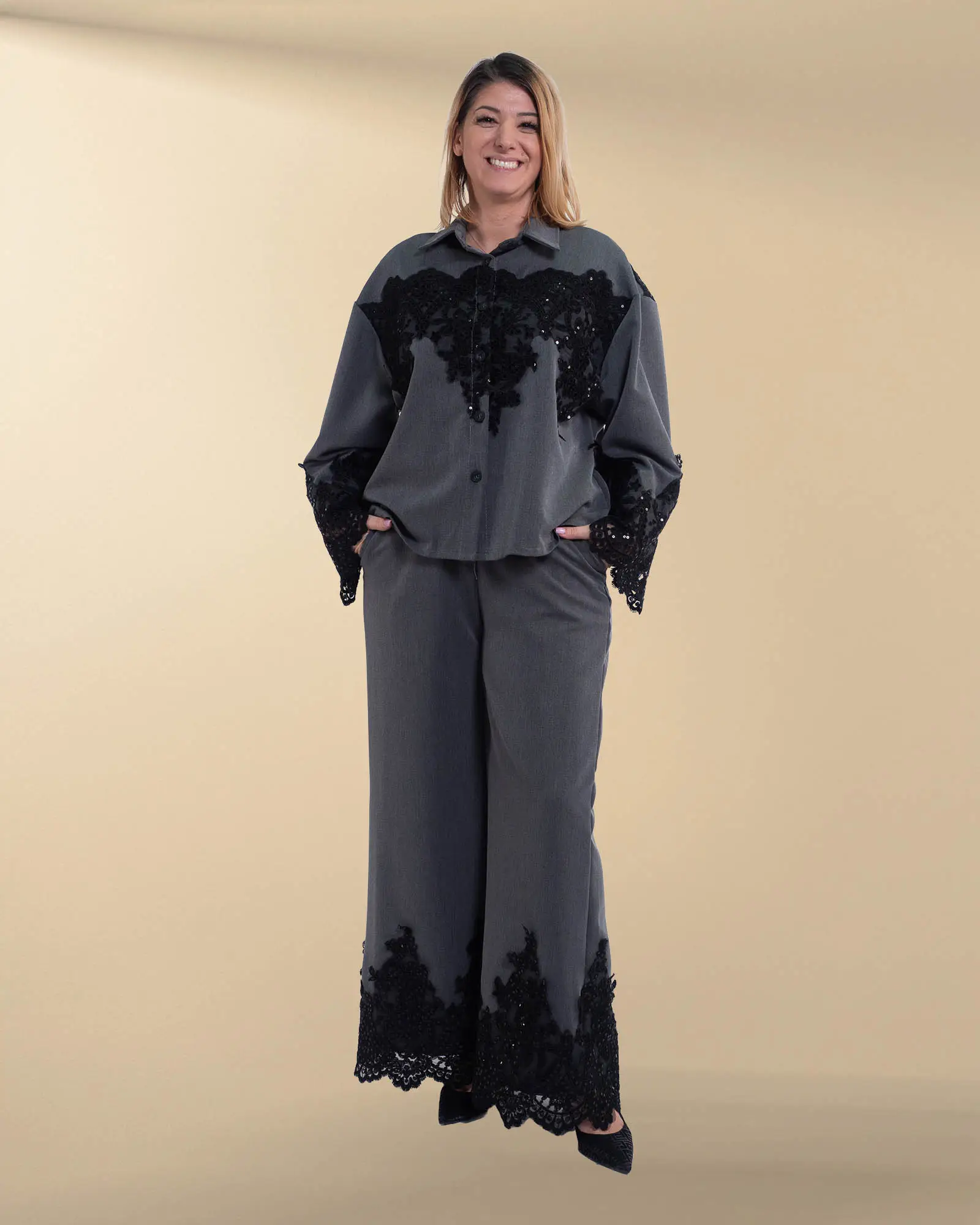 Produse noi - Compleu gri casual chic cu pantaloni evazați și dantelă neagră cu paiete