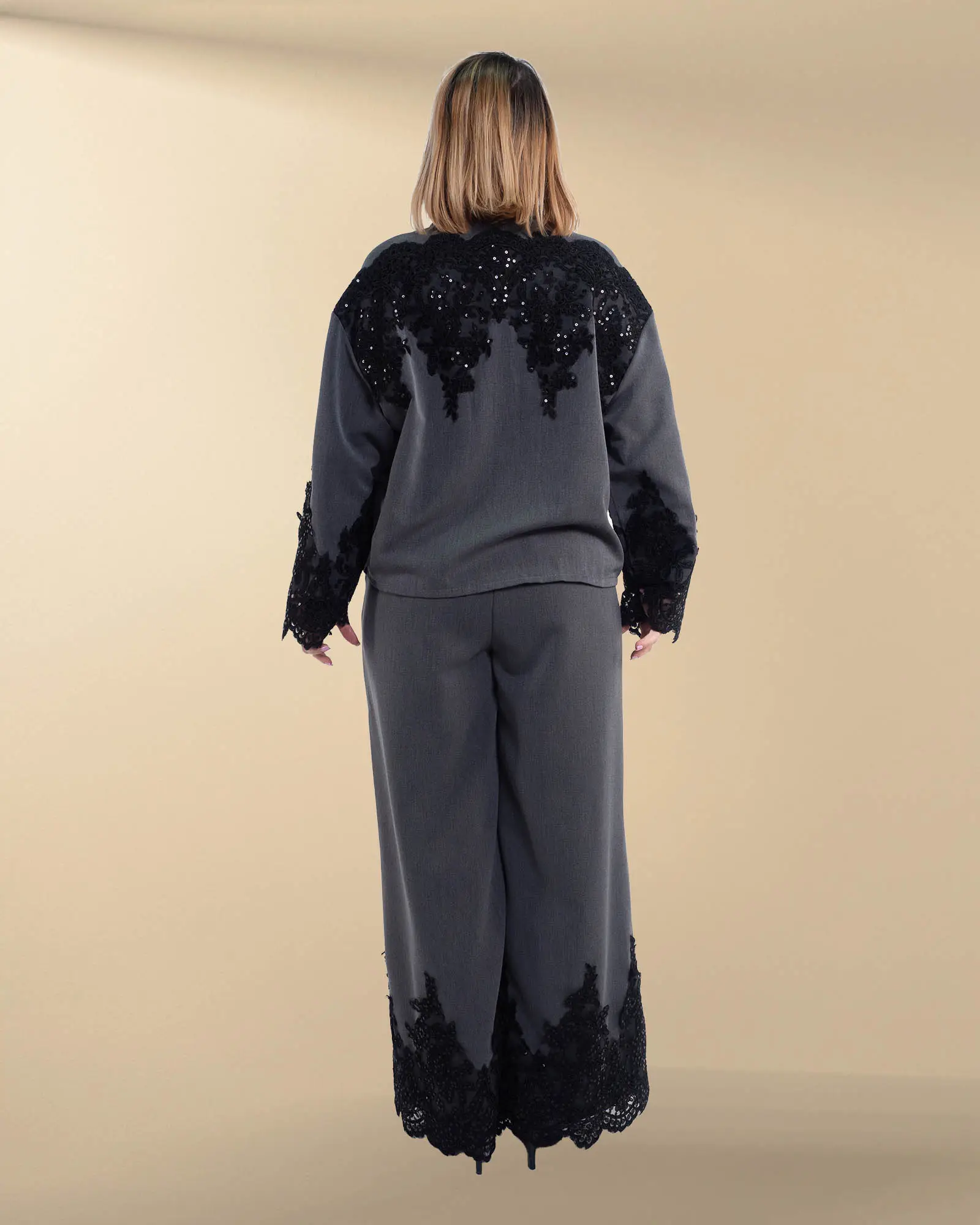 Compleu gri casual chic cu pantaloni evazați și dantelă neagră cu paiete [1]
