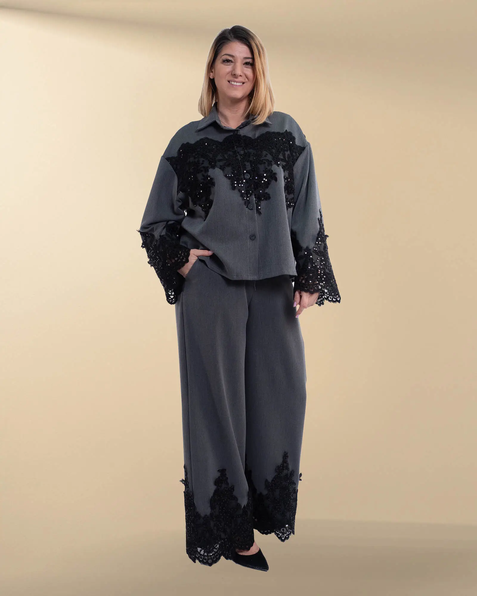 Compleu gri casual chic cu pantaloni evazați și dantelă neagră cu paiete [2]