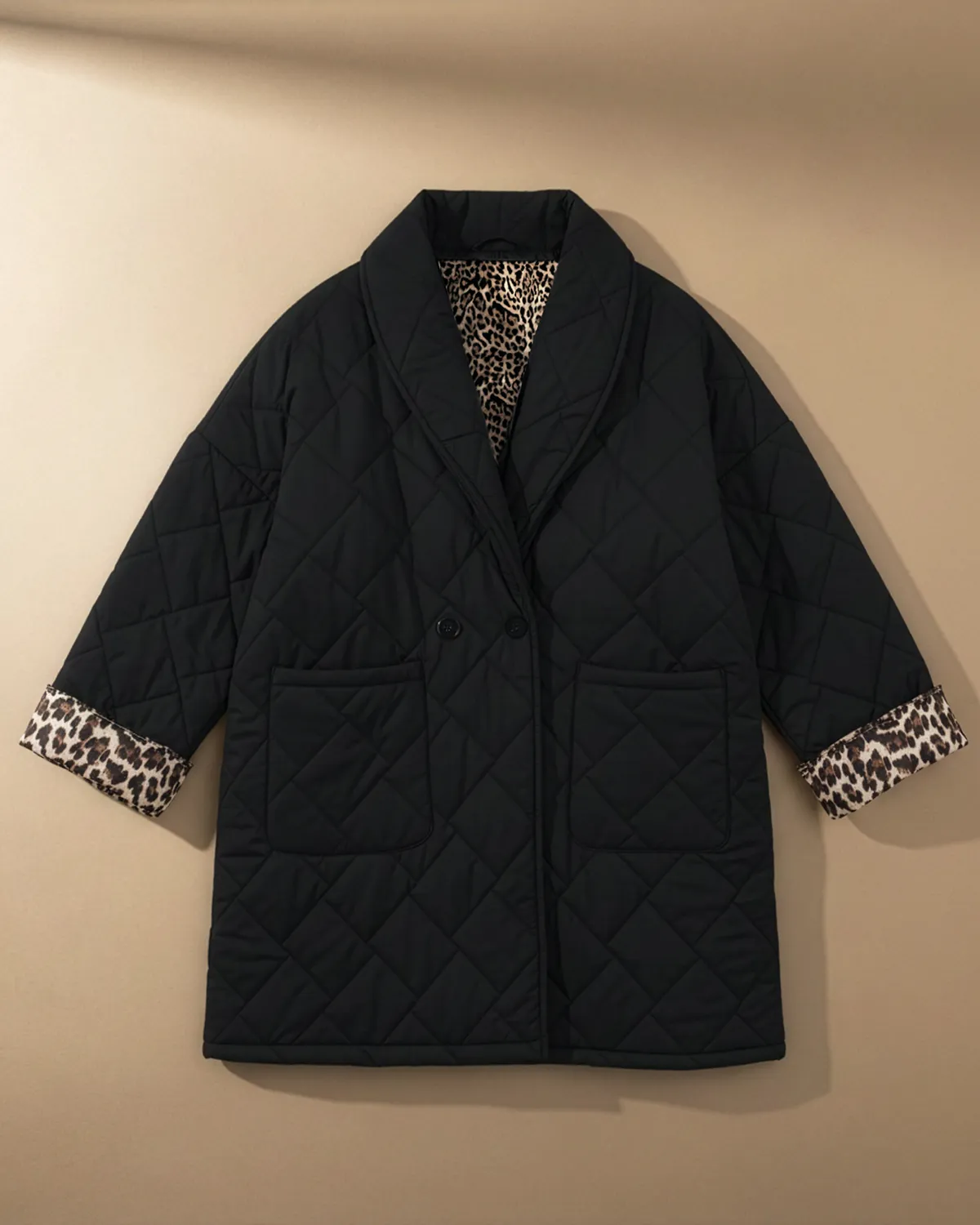 Produse noi - Geacă lungă matlasată cu guler șal și căptușeală leopard, neagră