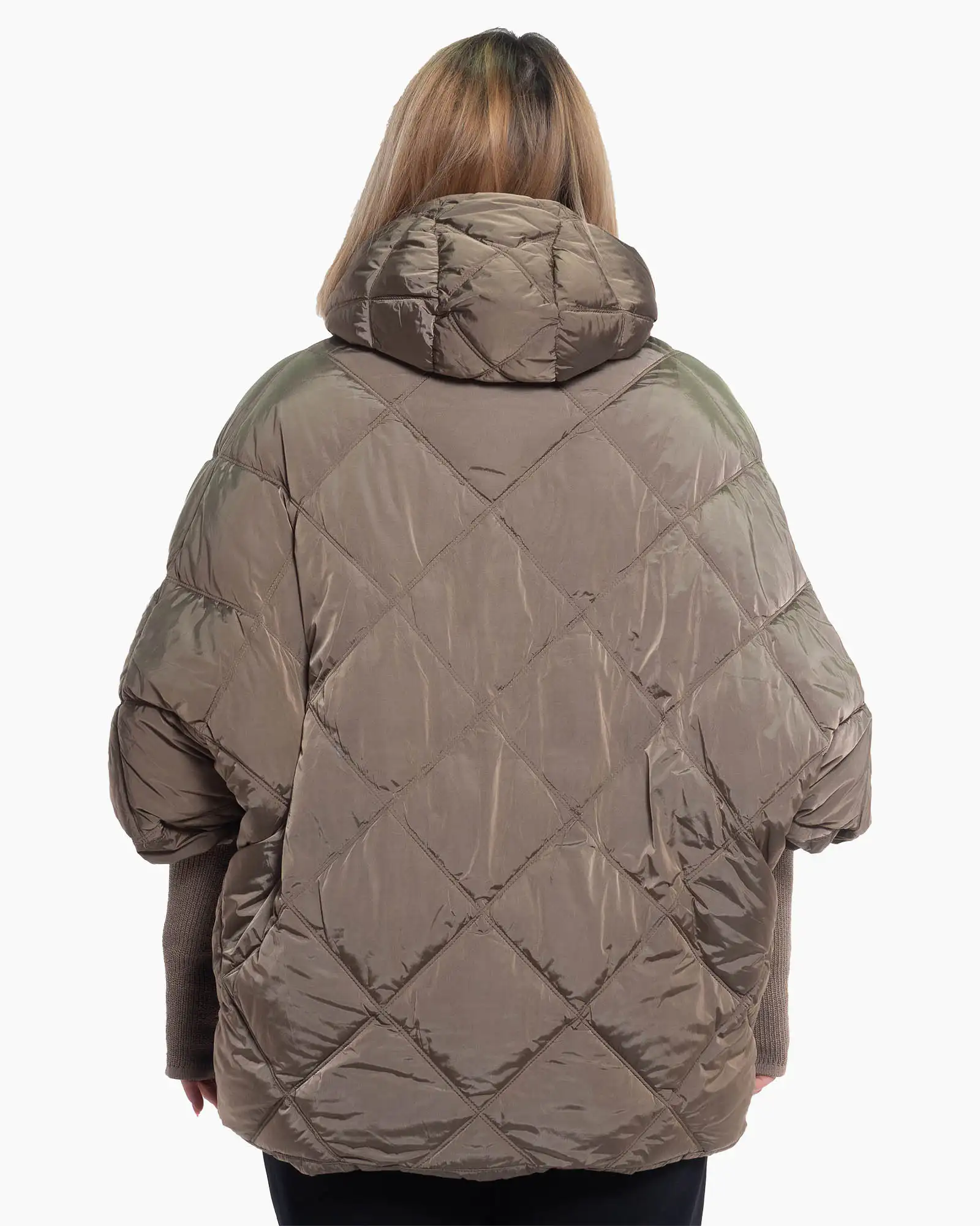 Geacă lungă matlasată, într-o nuanță naturală de bej, cu design casual chic [1]