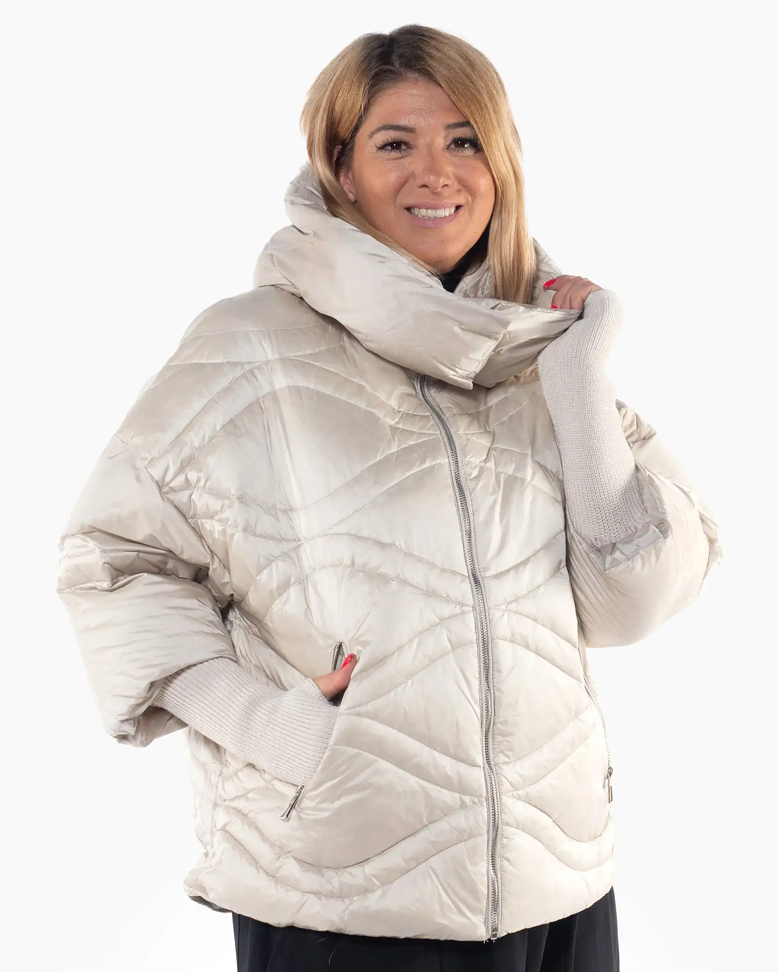 Geacă matlasată crem cu design urban și mâneci tricotate [3]