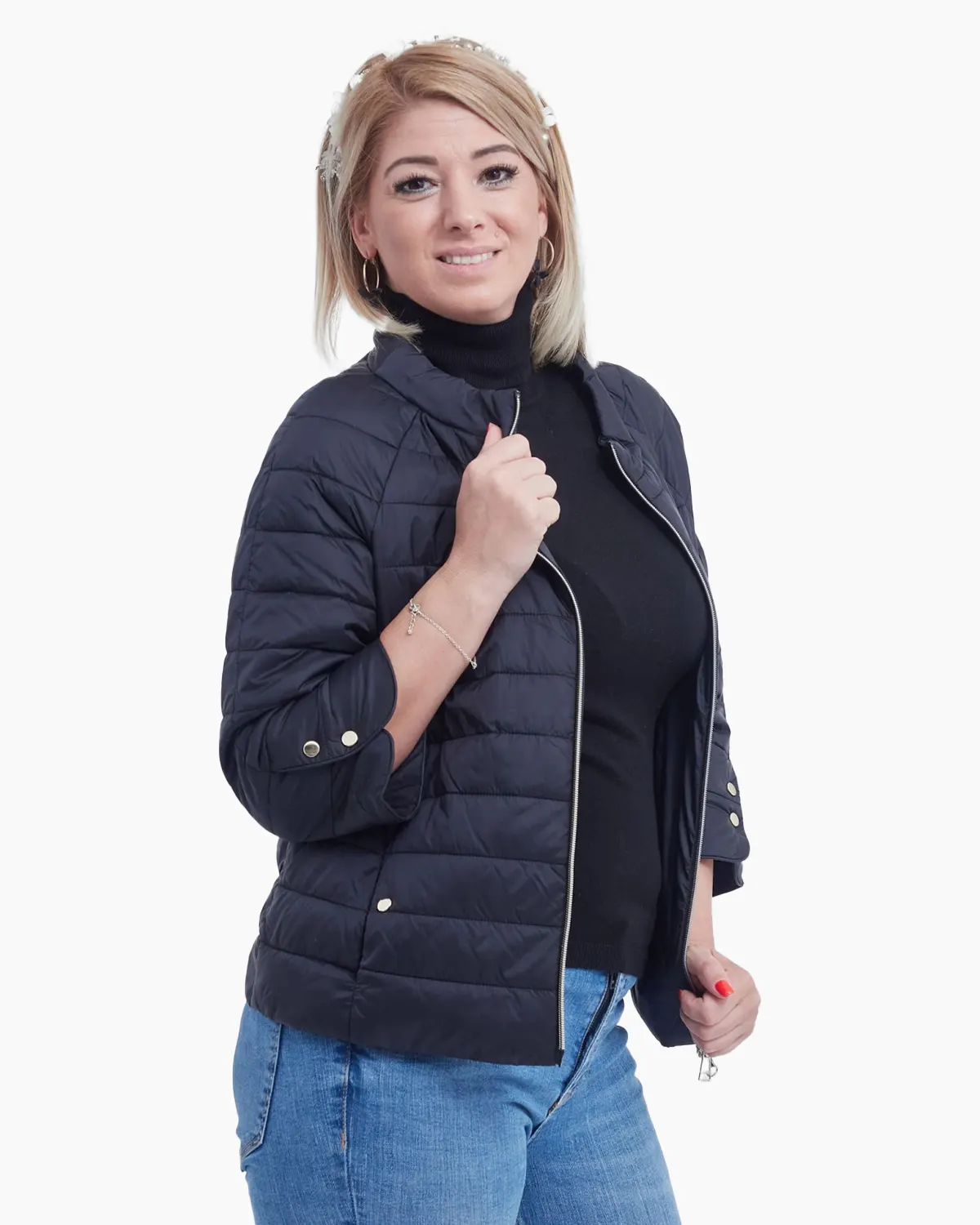 Geaca neagra cu maneca trei sferturi accesorizate cu capse [1]