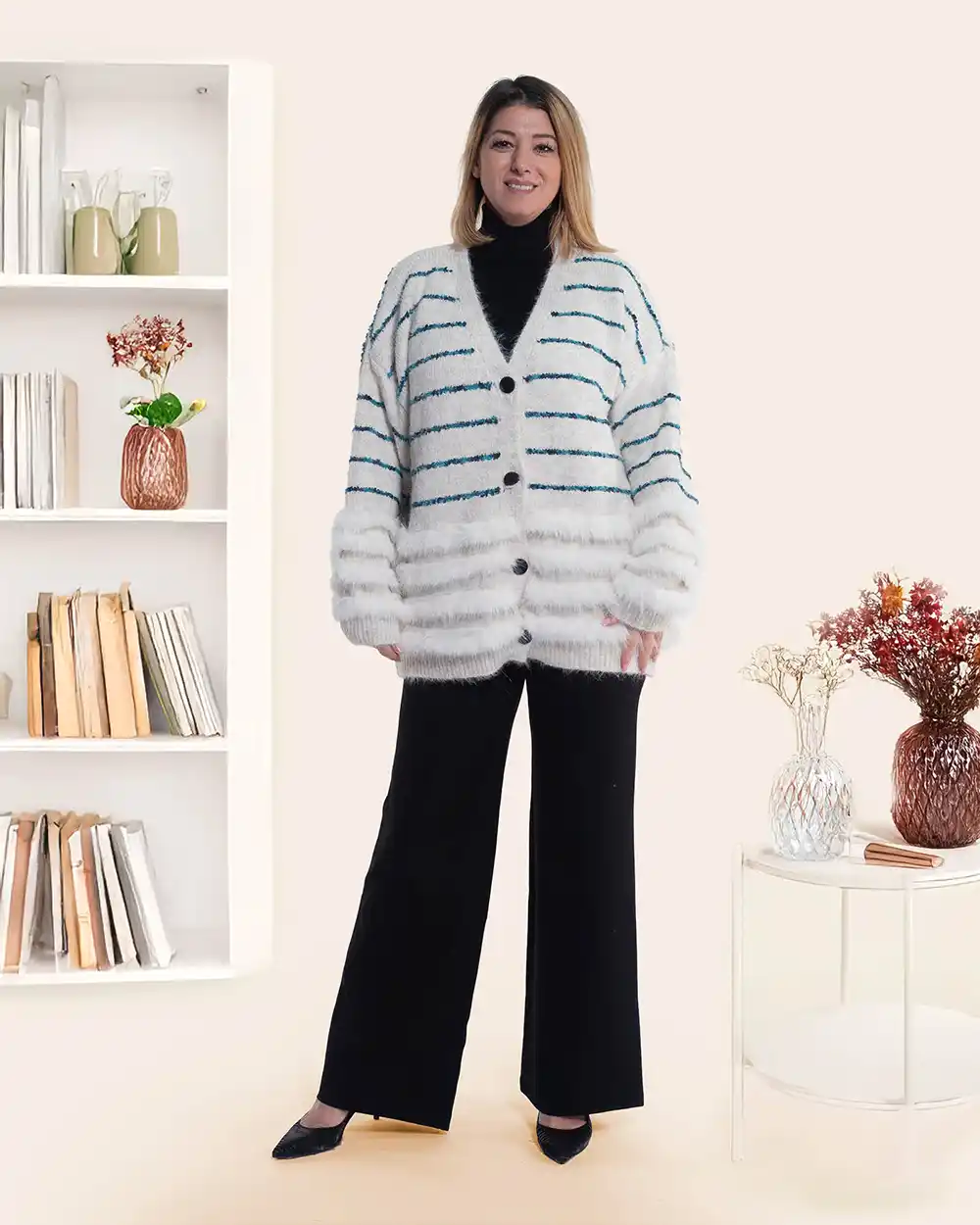 Jachetă cardigan pufos alb cu lână și detalii delicate de blăniță [2]