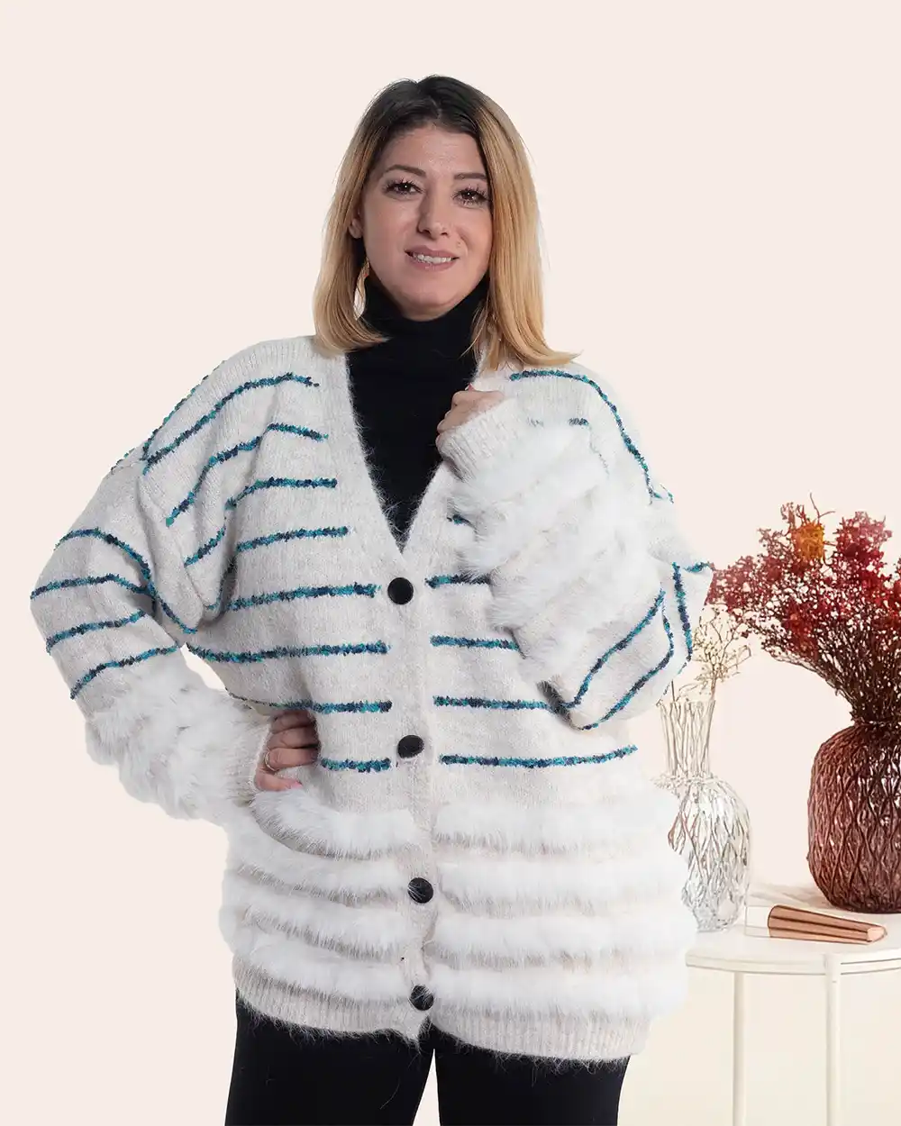 Îmbrăcăminte Damă - Jachetă cardigan pufos alb cu lână și detalii delicate de blăniță