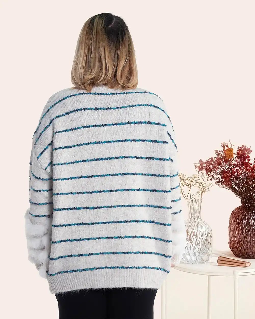 Jachetă cardigan pufos alb cu lână și detalii delicate de blăniță [1]