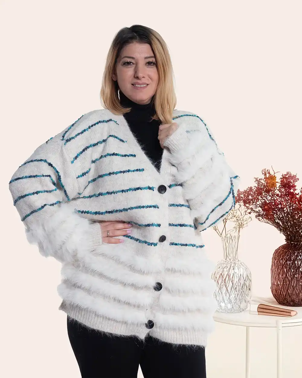 Jachetă cardigan pufos alb cu lână și detalii delicate de blăniță [3]