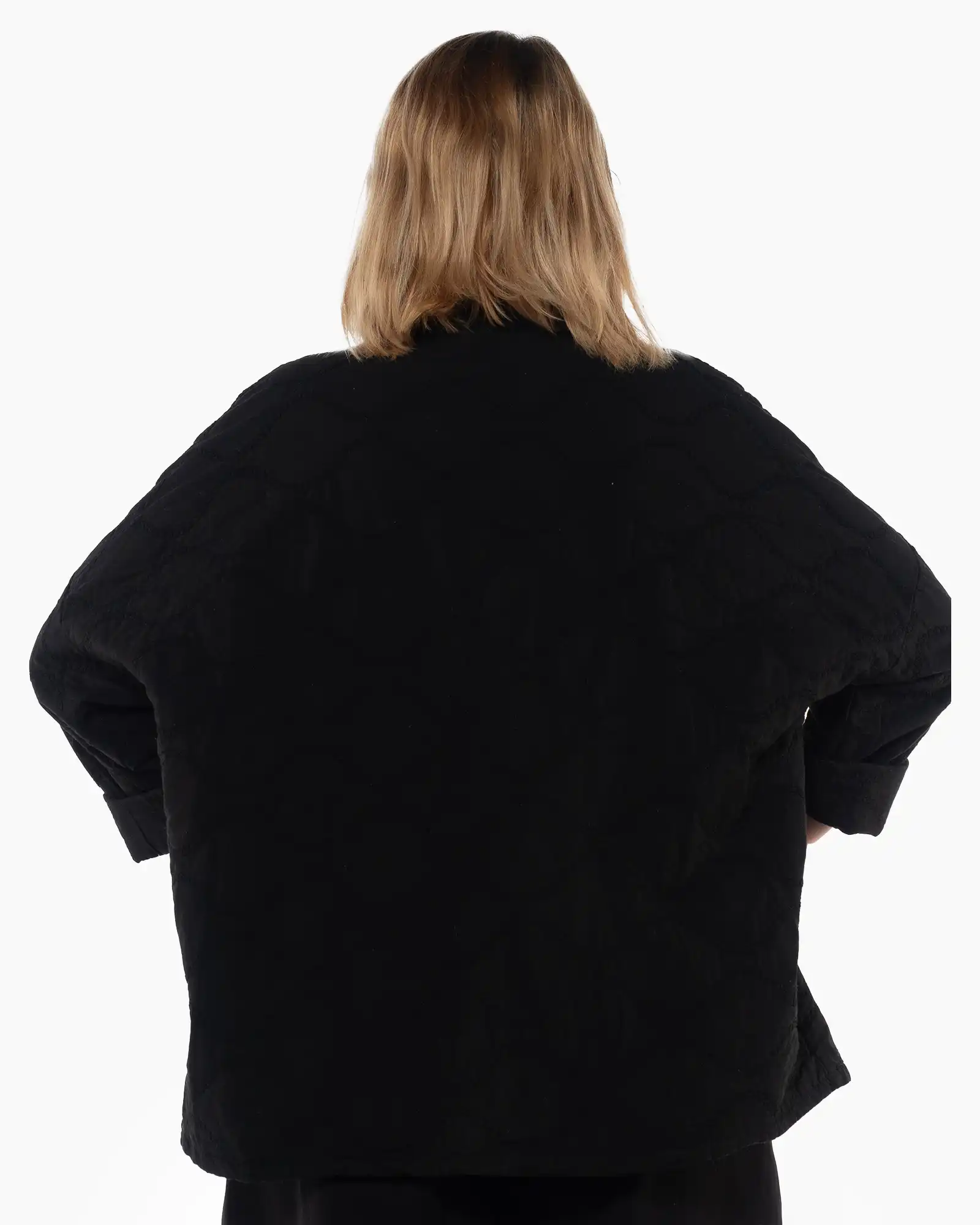 Jachetă neagră matlasată oversize, cu un design chic și lejer [1]