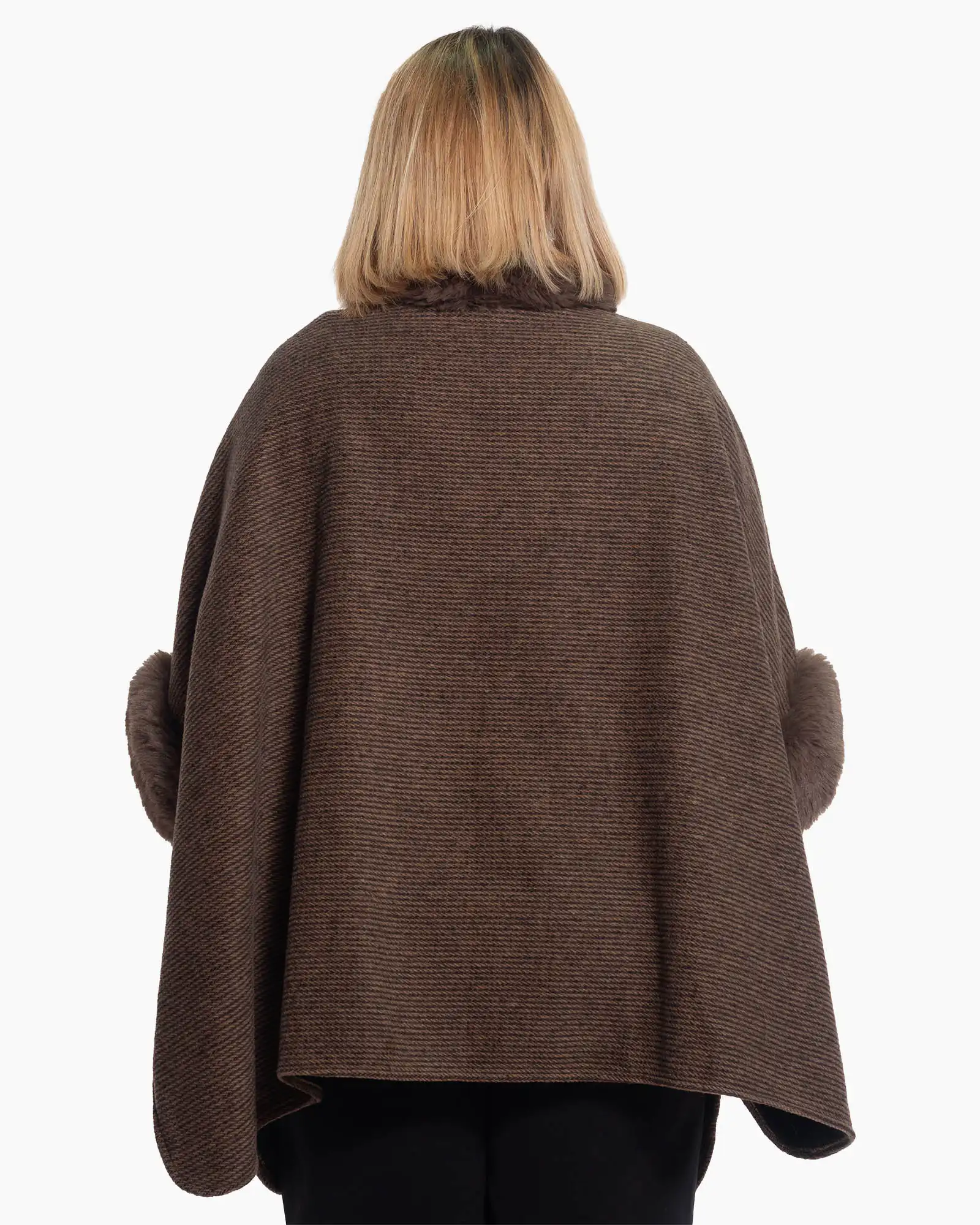 Jachetă stil poncho maro, cu accente elegante de blăniță fină [1]