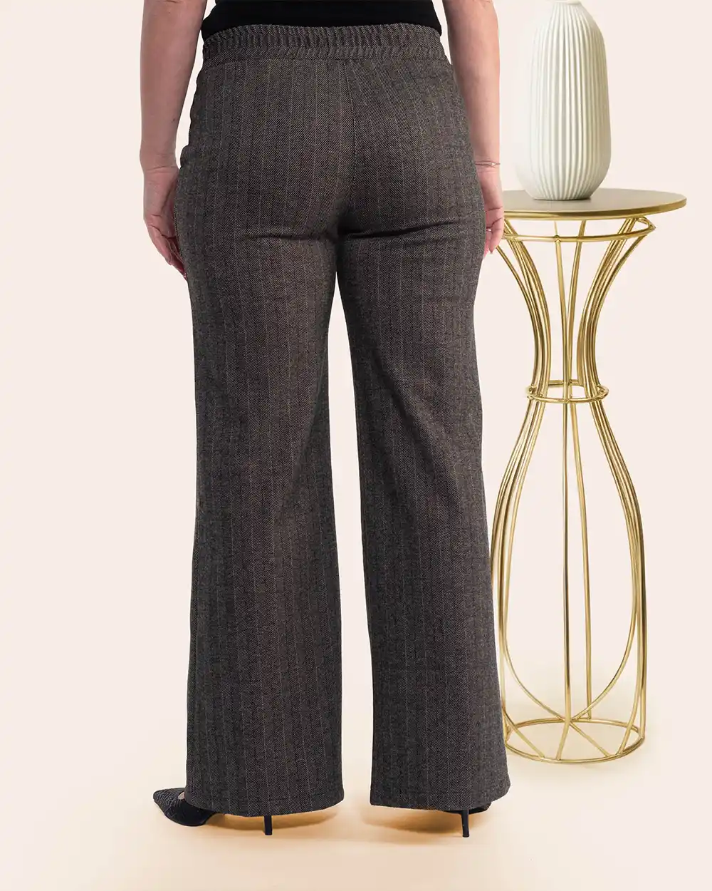 Pantaloni eleganți gri din bumbac texturat și cataramă aurie [1]