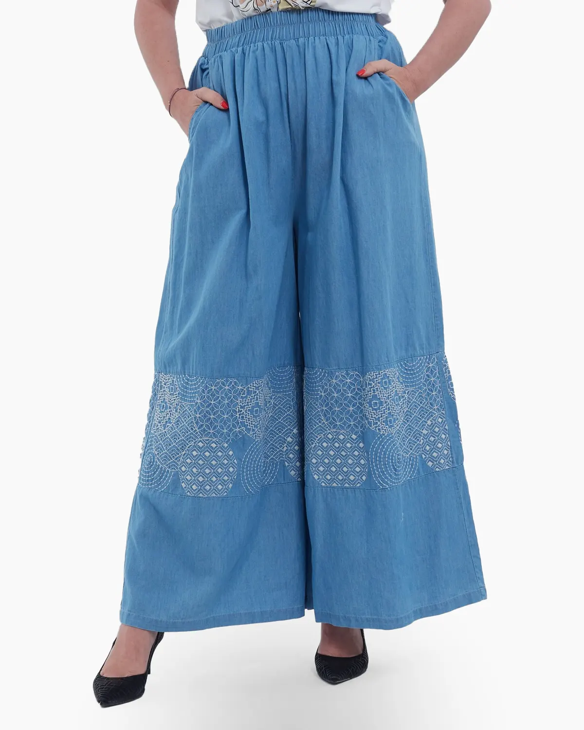 Haine damă - Pantaloni evazati eleganti cu design fusta, din denim de bumbac si broderie abstracta, ideali pentru tinute casual chic, bleu