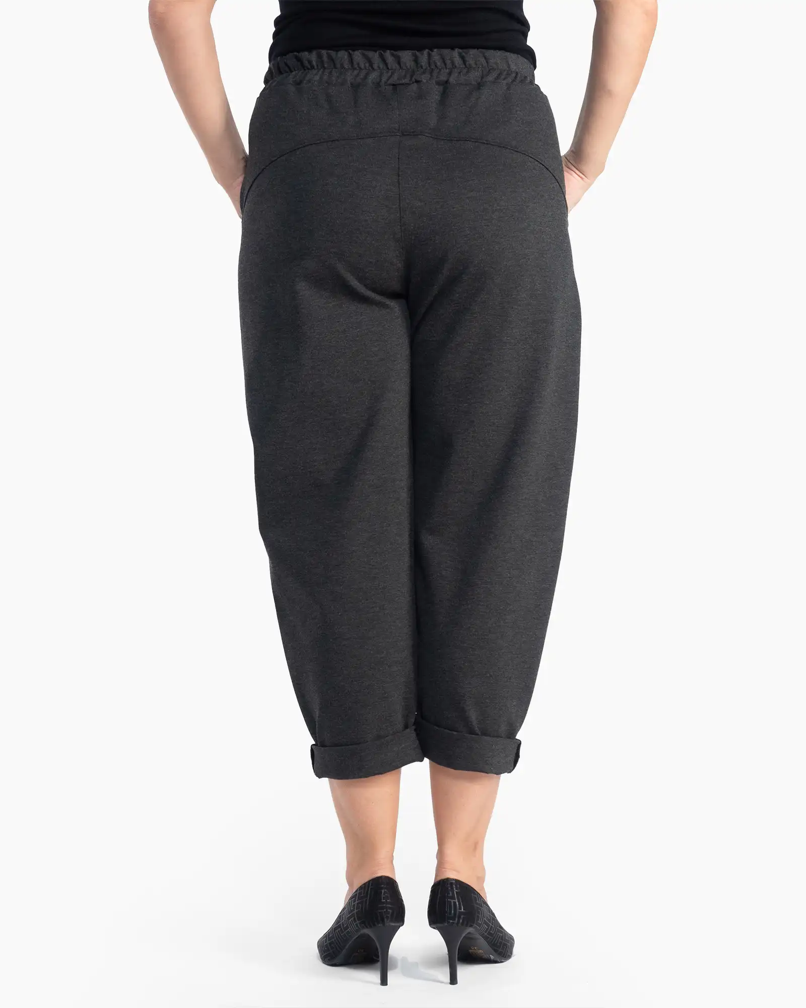 Pantaloni gri conici de toamnă, cu linie fluidă și croială lejeră [1]