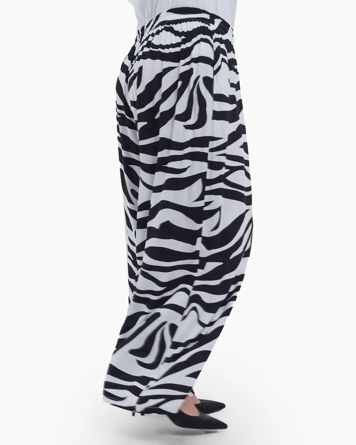 Pantaloni lungi evazati din viscoza fluida cu imprimeu tigrat statement, croiala lejera si talie confortabila pentru un look casual sofisticat, negru [2]