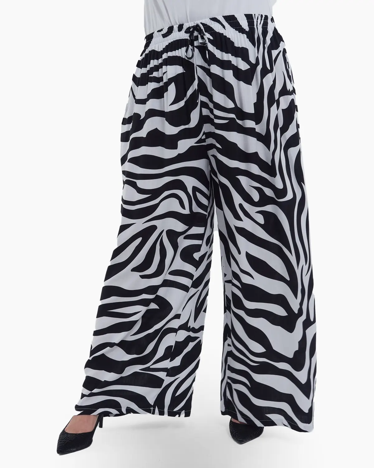 Pantaloni din Vâscoză - Pantaloni lungi evazati din viscoza fluida cu imprimeu tigrat statement, croiala lejera si talie confortabila pentru un look casual sofisticat, negru