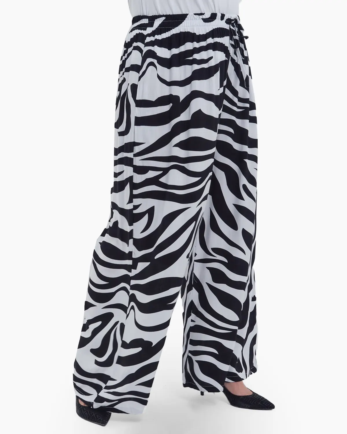Pantaloni lungi evazati din viscoza fluida cu imprimeu tigrat statement, croiala lejera si talie confortabila pentru un look casual sofisticat, negru [1]