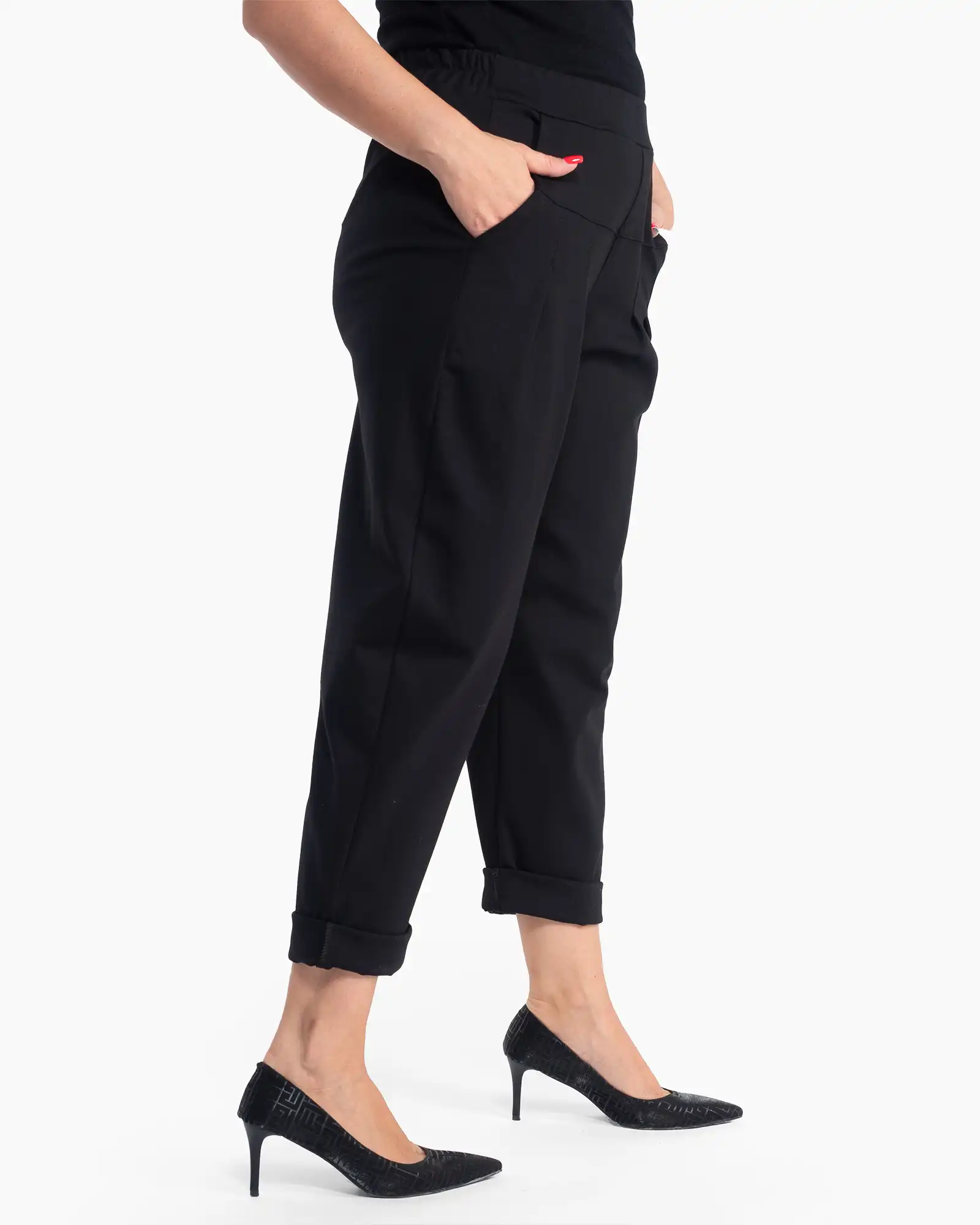 Pantaloni negri conici, eleganță lejeră și confort versatil [2]