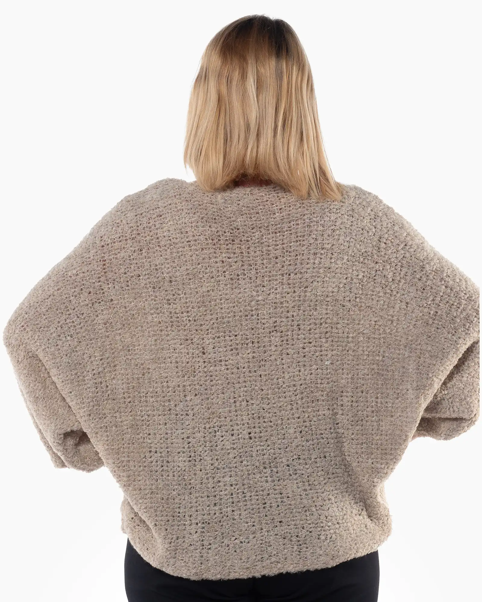 Pulover bej pufos cu croială oversize și decolteu în V [1]