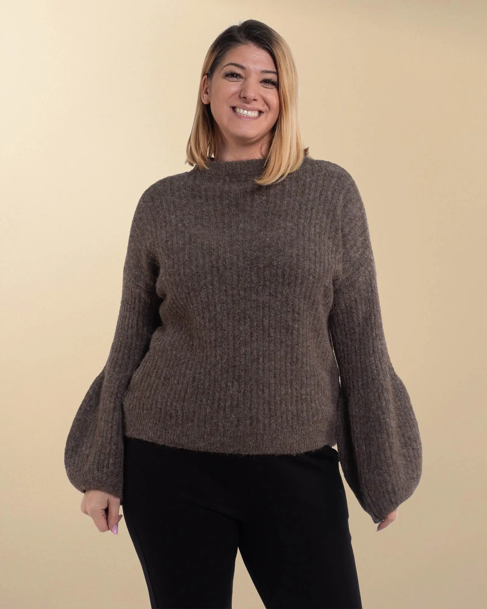 Pulovere - Pulover casual din lână pufoasă maro cu mâneci bufante