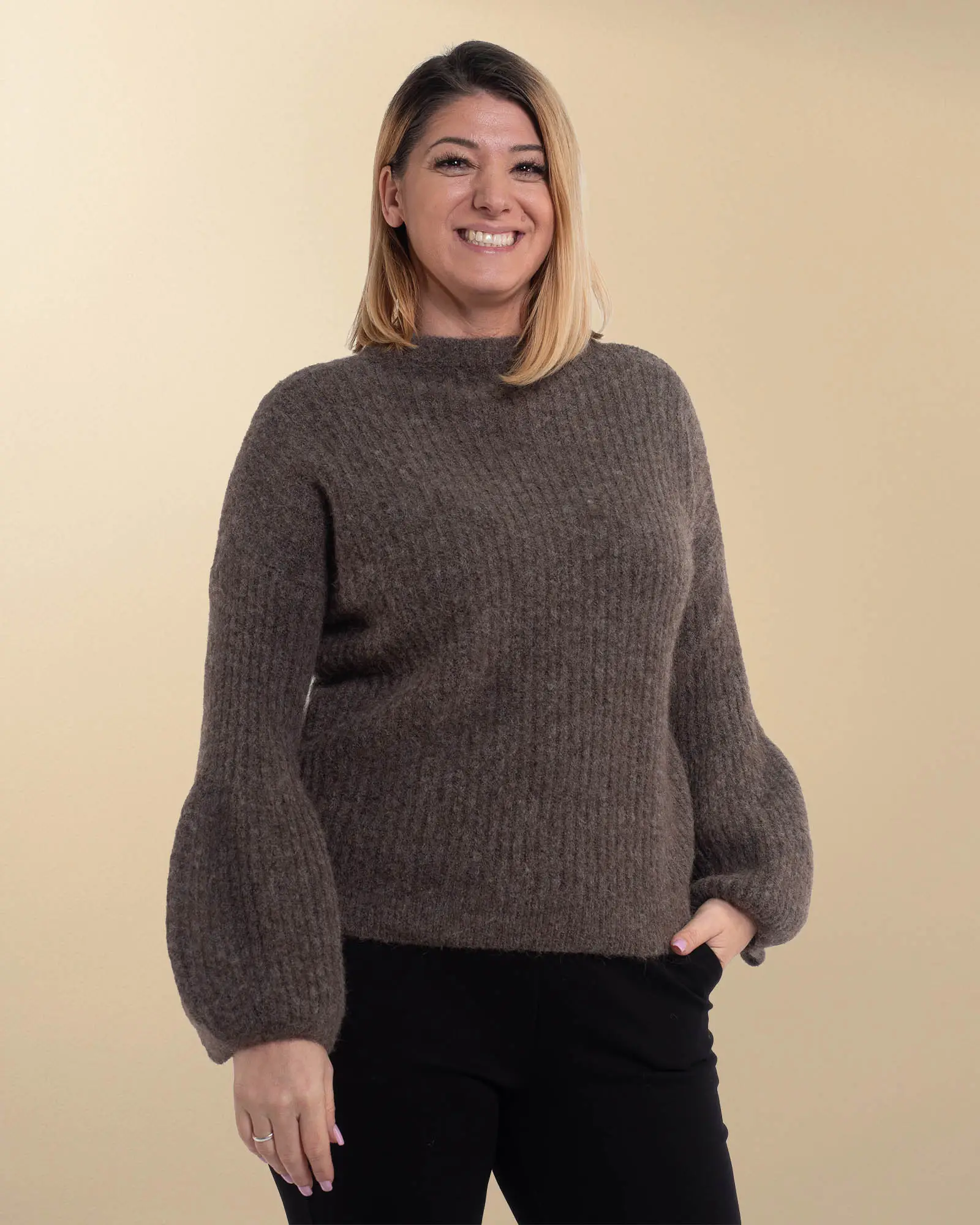 Pulover casual din lână pufoasă maro cu mâneci bufante [2]