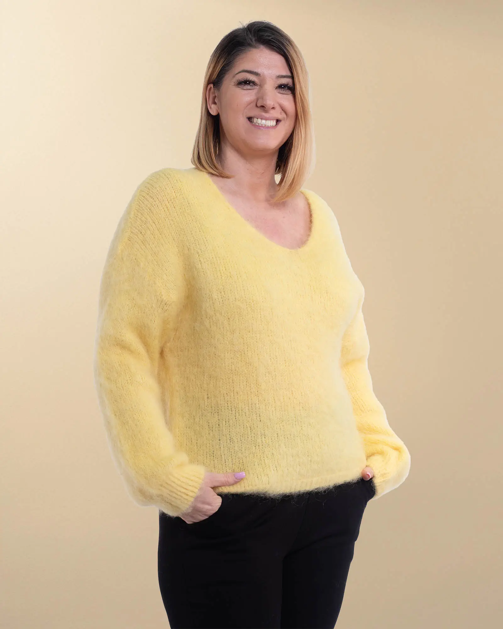 Pulover casual galben din mohair pufos cu decolteu în V [2]