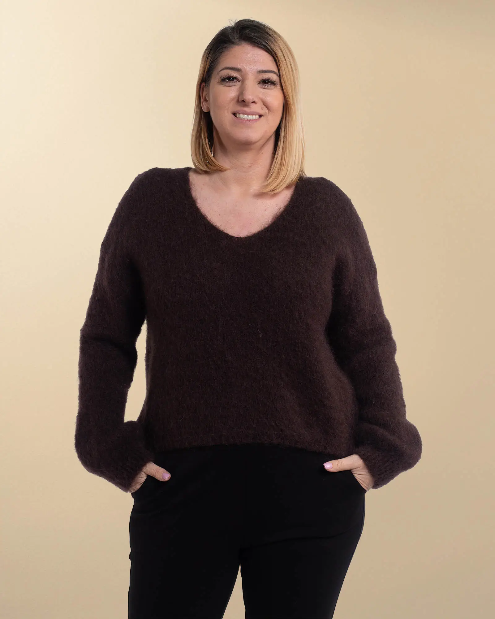 Produse noi - Pulover chic din mohair pufos într-un maro cald cu anchior