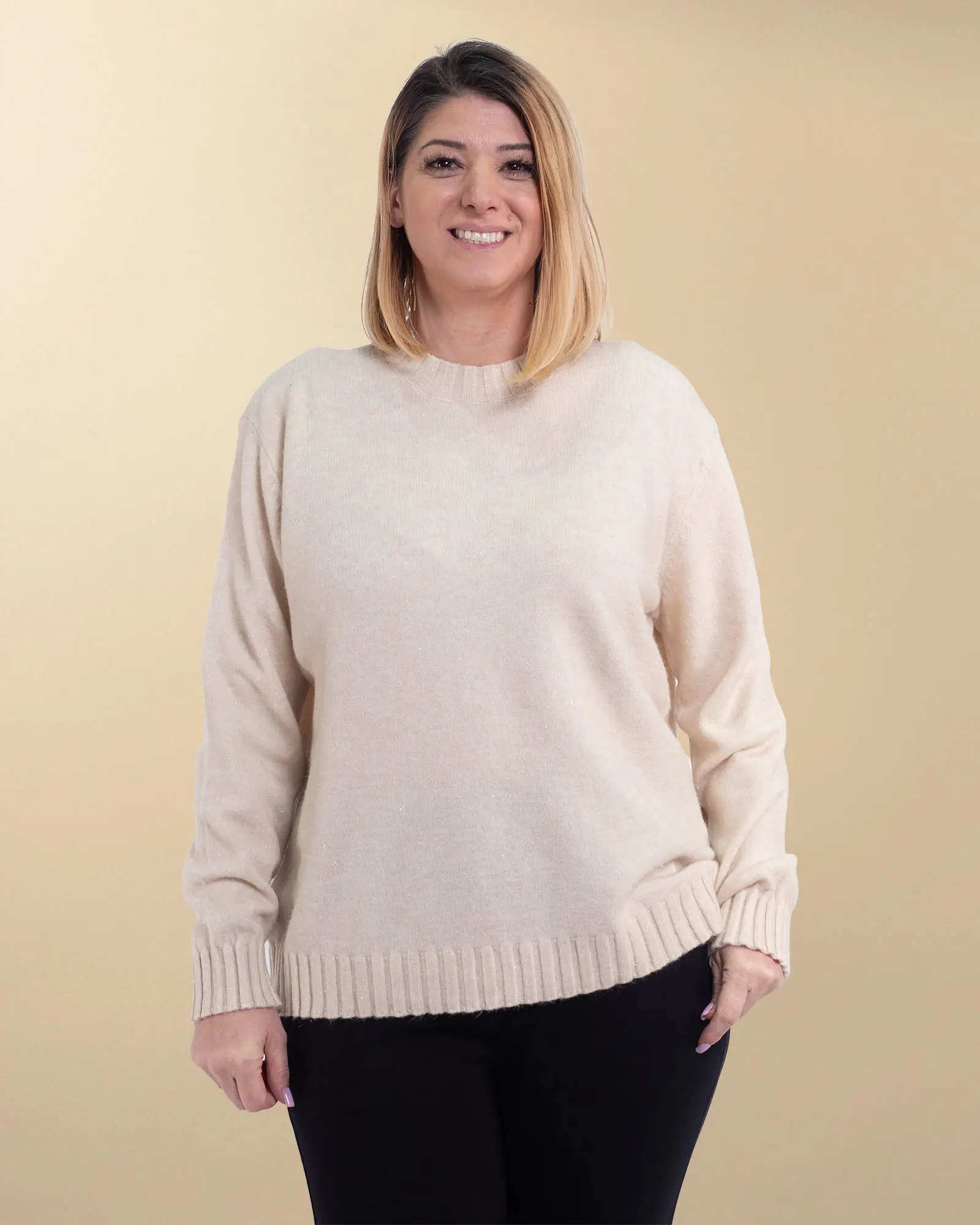 Produse noi - Pulover pufos de un maro elegant cu flori prețioase