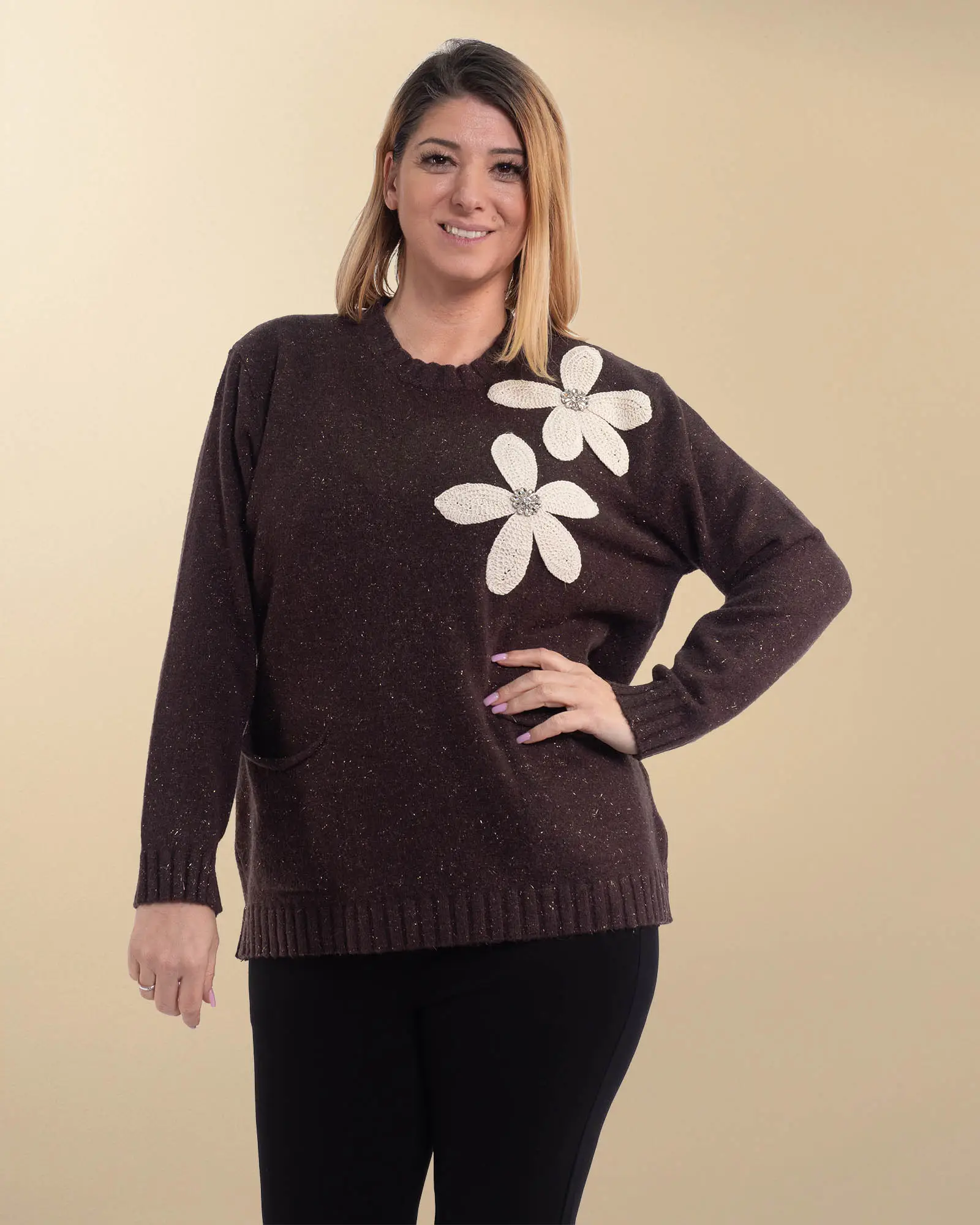 Haine damă - Pulover pufos de un maro elegant cu flori prețioase