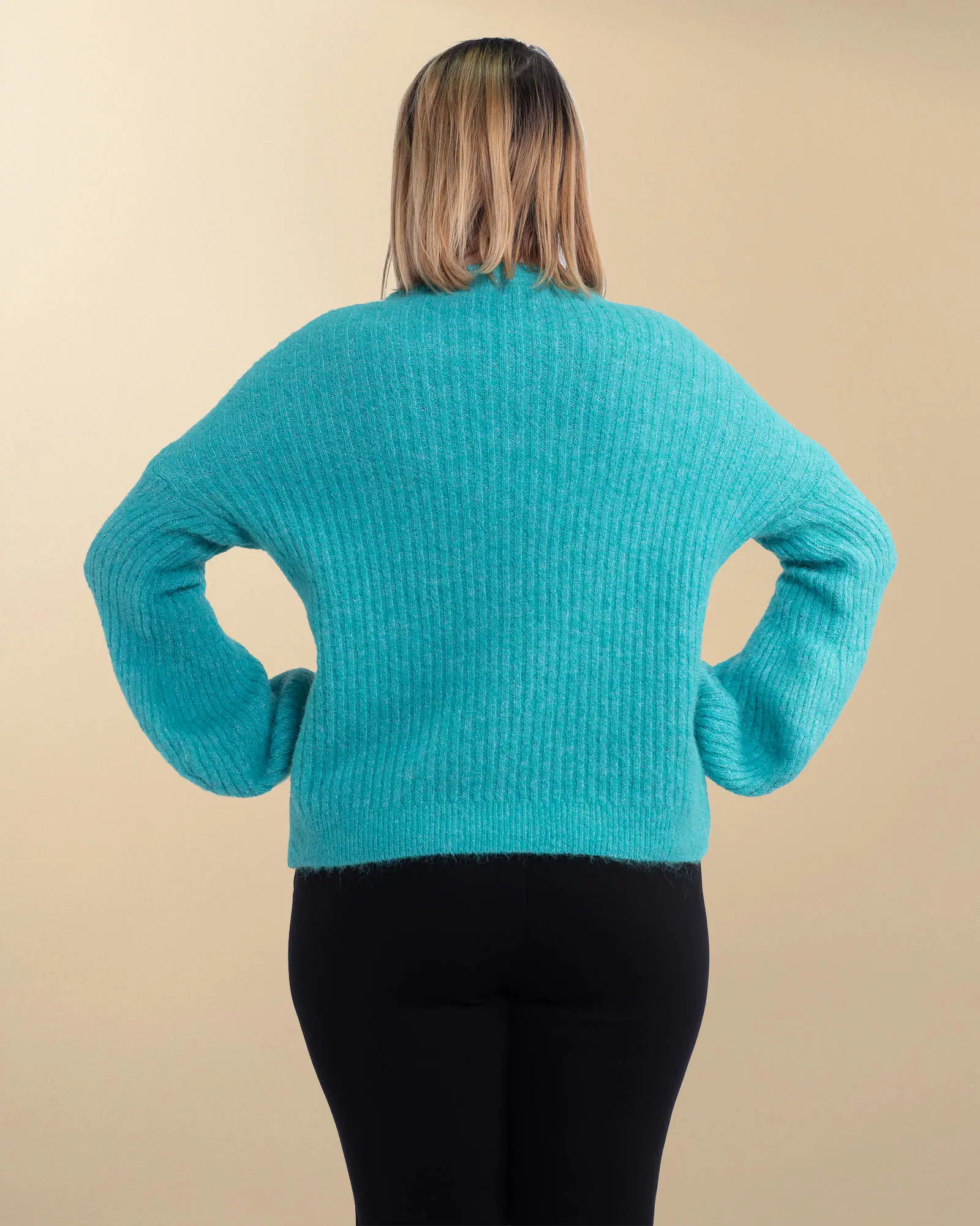 Pulover pufos din lână într-o nuanță de turcoaz cu mâneci bufante [1]