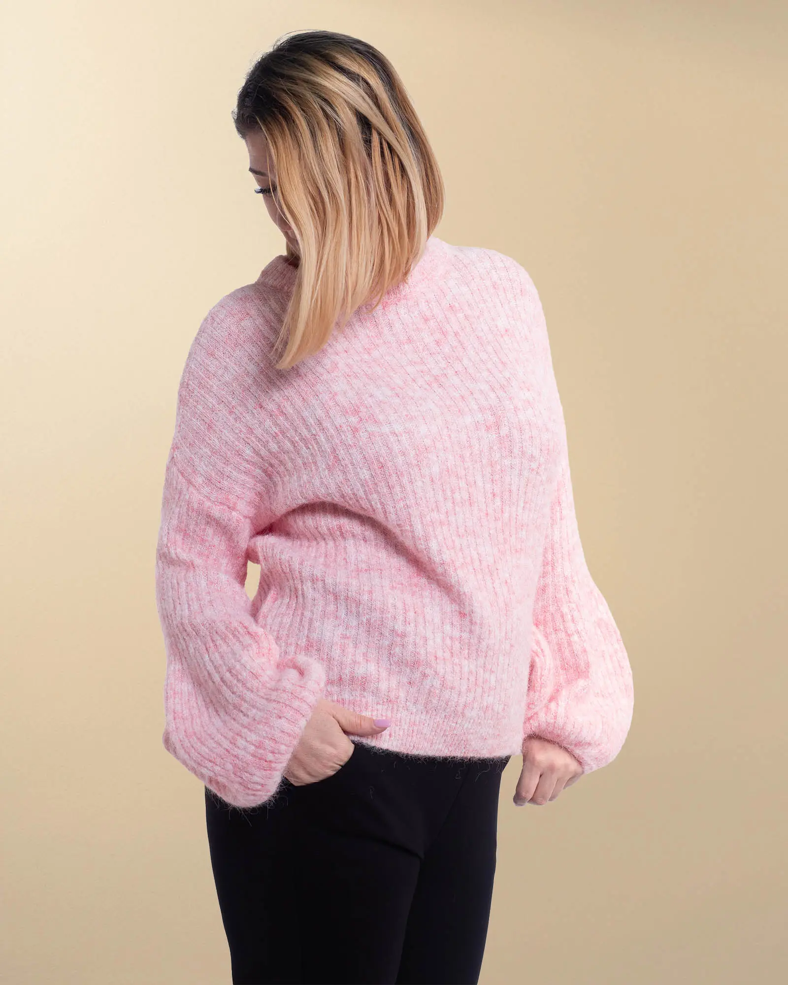 Pulovere - Pulover pufos din lână într-un delicat roz pudrat