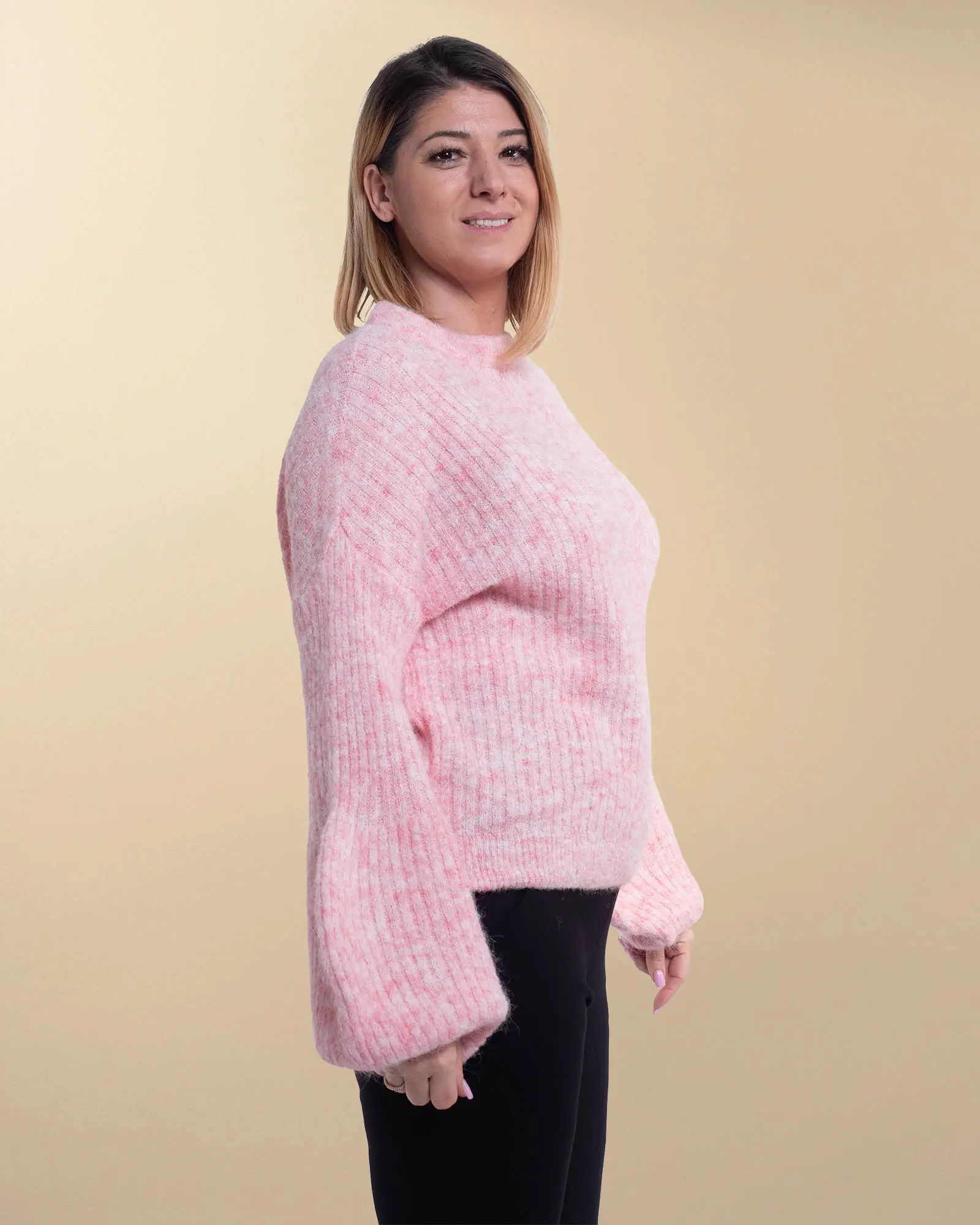 Pulover pufos din lână într-un delicat roz pudrat [2]