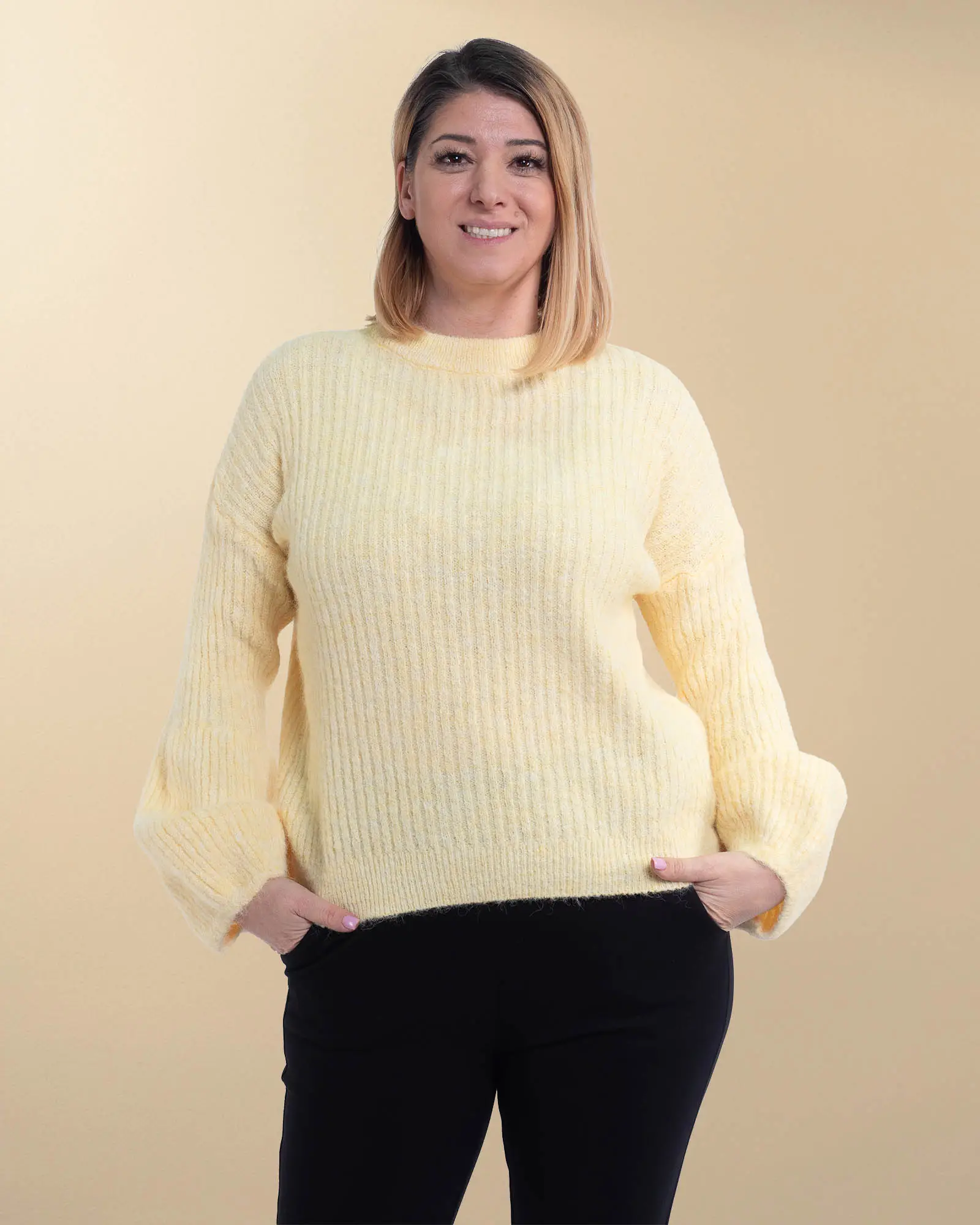 Produse noi - Pulover pufos din lână într-un galben cald cu mâneci bufante