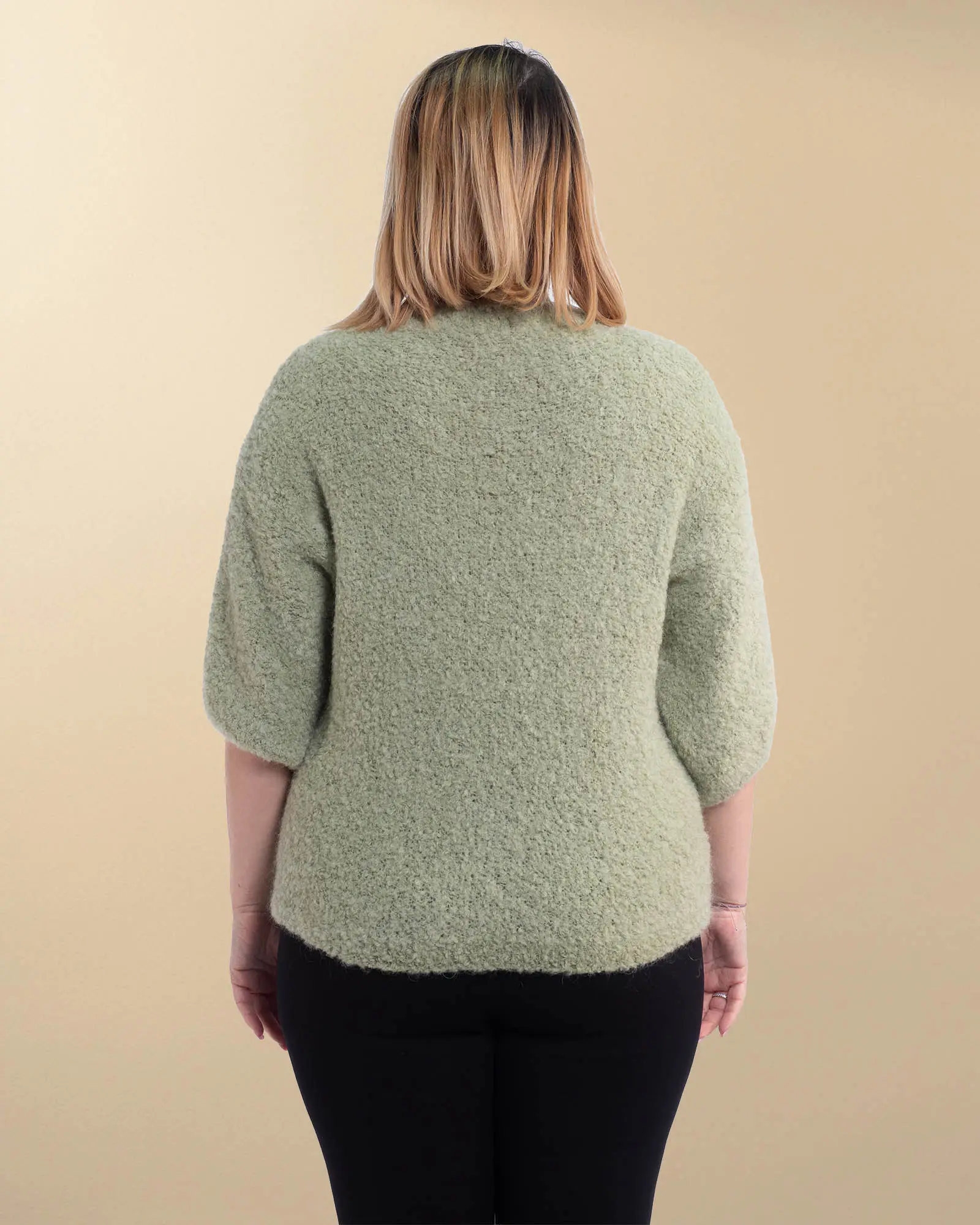 Pulover pufos din mohair fin într-un vernil delicat [1]