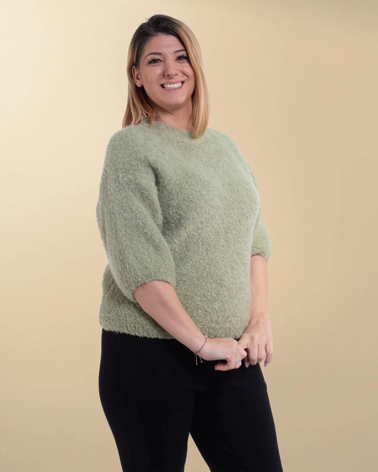 Pulover pufos din mohair fin într-un vernil delicat [2]