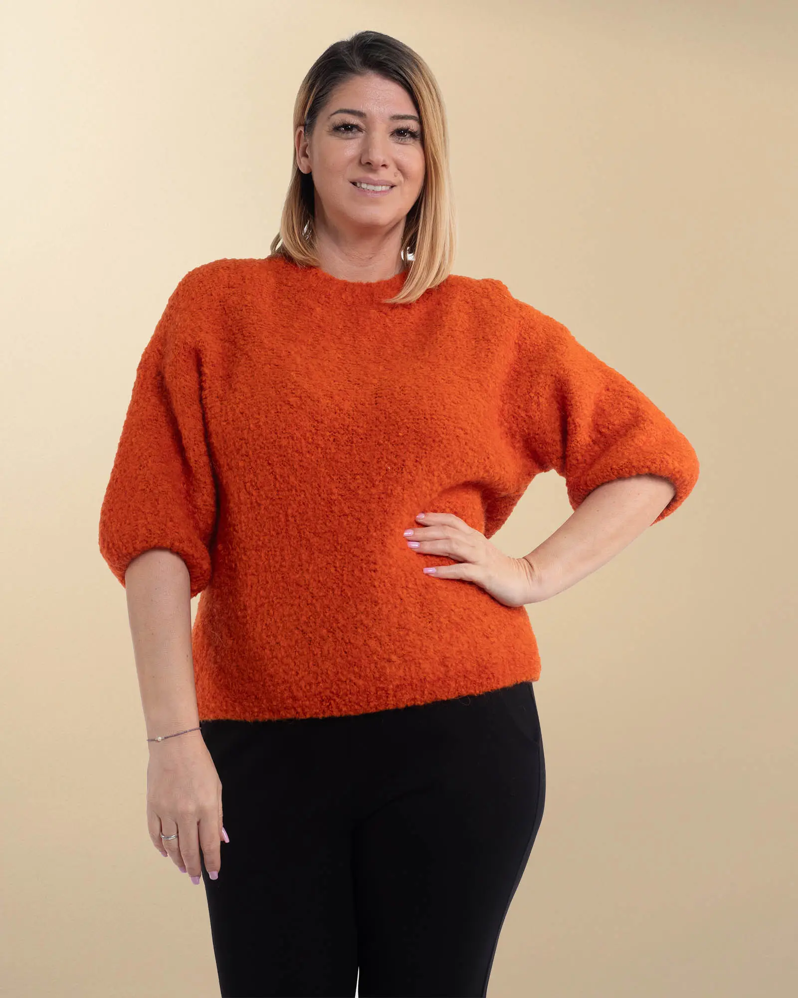 Produse noi - Pulover pufos din mohair într-un vibrant portocaliu