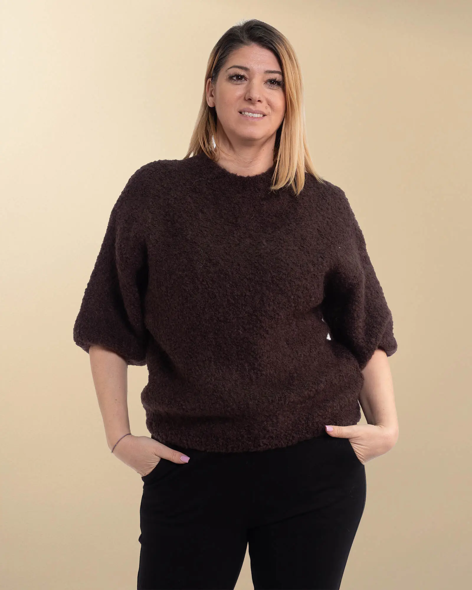 Pulovere - Pulover pufos din mohair tricotat maro cu un aer casual chic