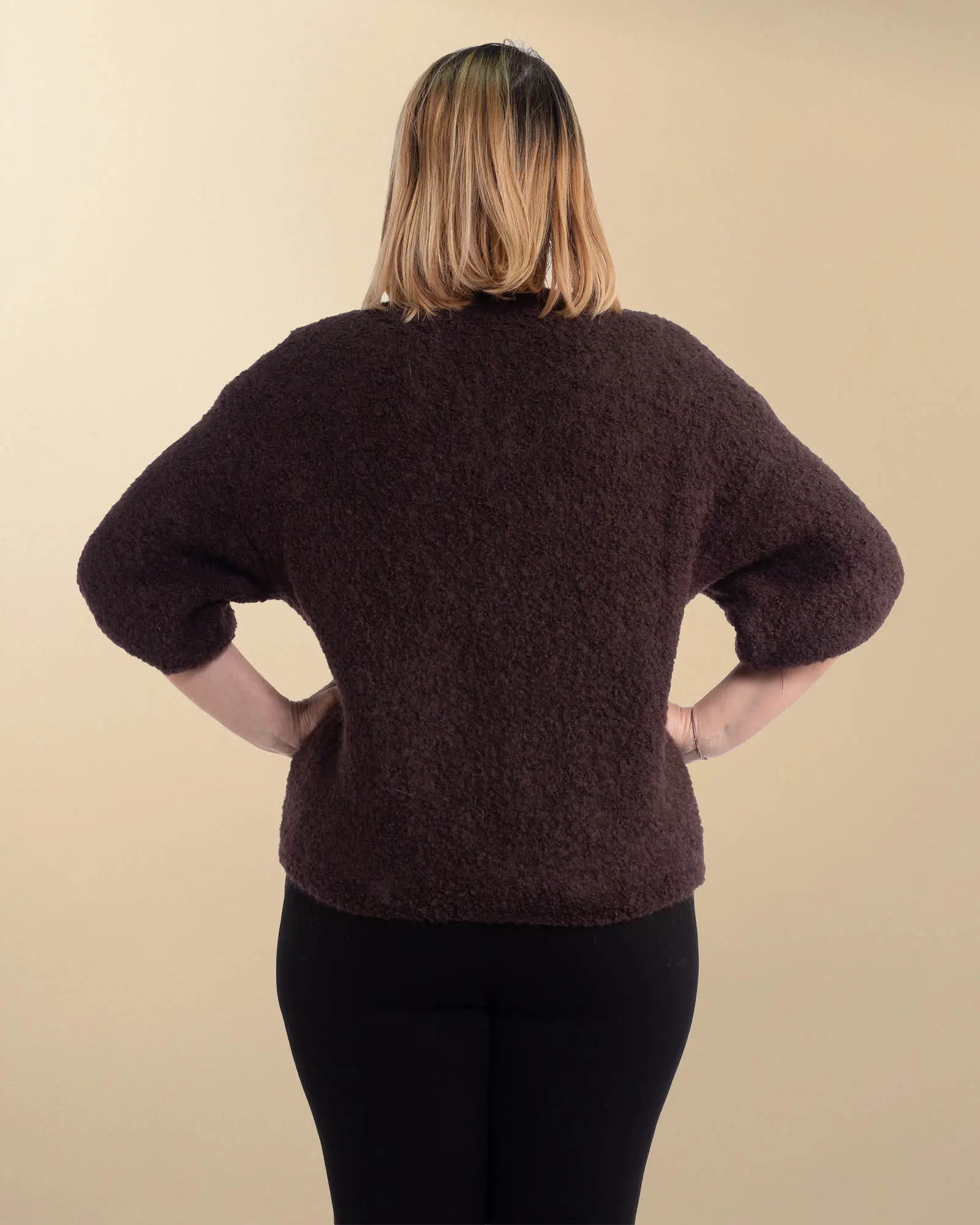 Pulover pufos din mohair tricotat maro cu un aer casual chic [1]