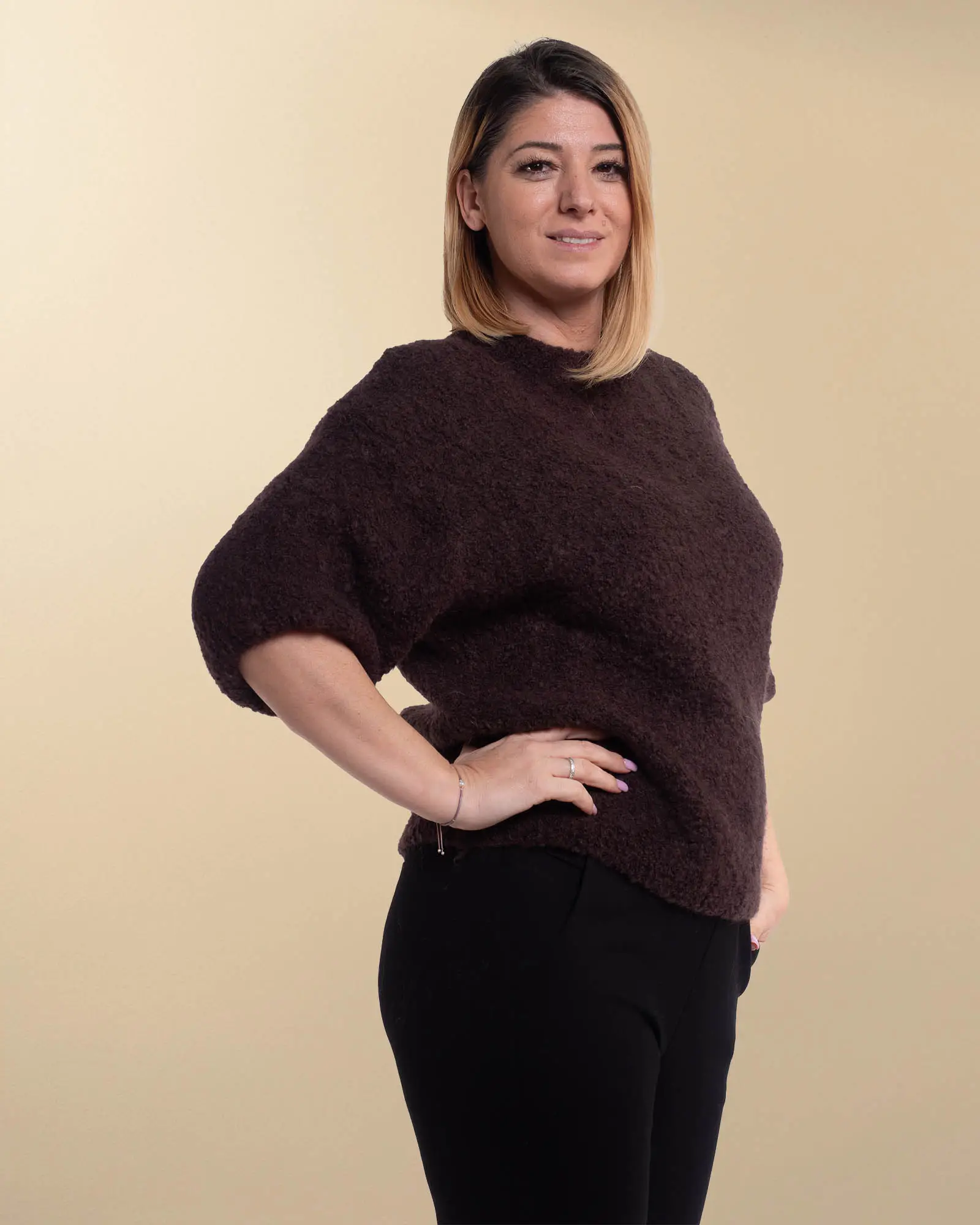 Pulover pufos din mohair tricotat maro cu un aer casual chic [2]