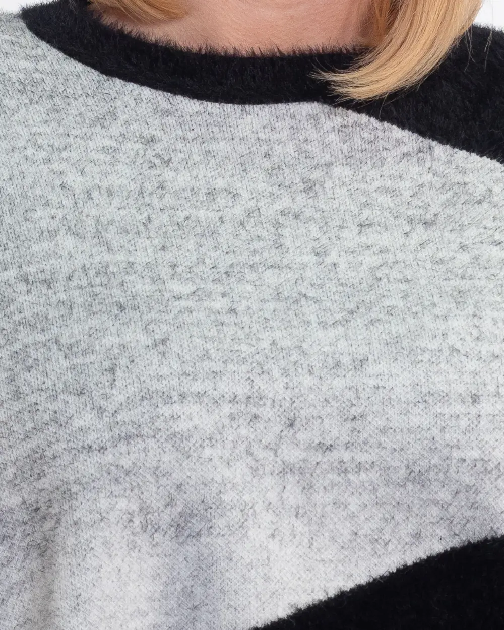 Pulover pufos tricotat într-un elegant negru cu fir argintiu [3]