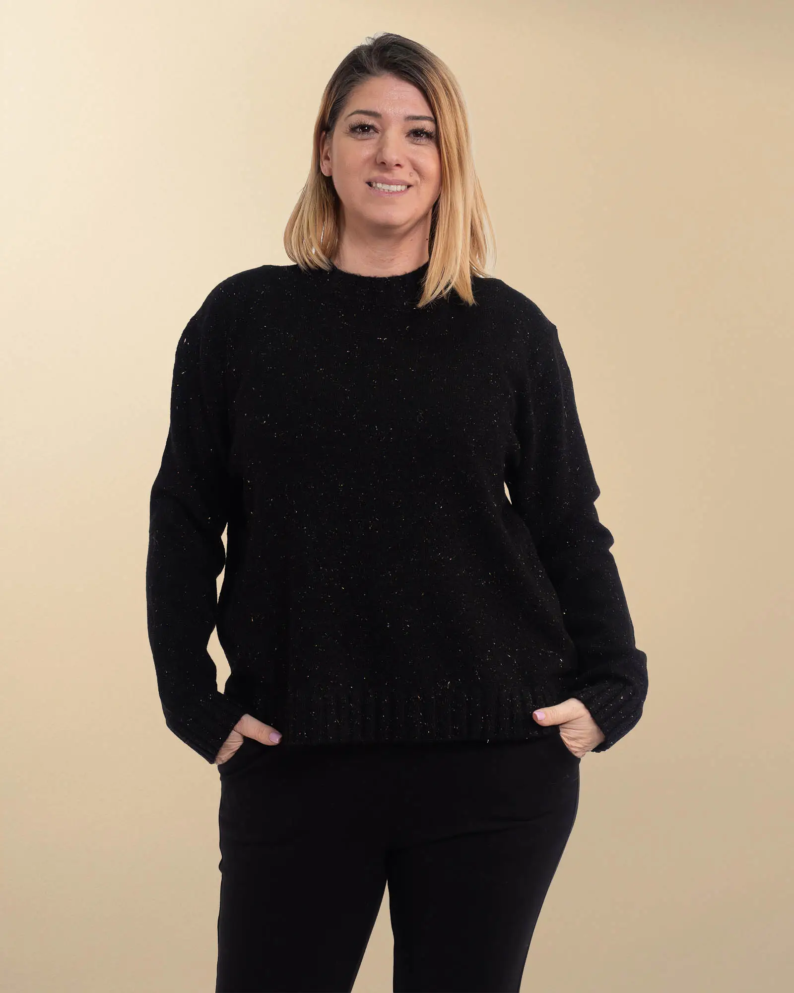 Produse noi - Pulover tricotat elegant negru cu un fir lucios subtil