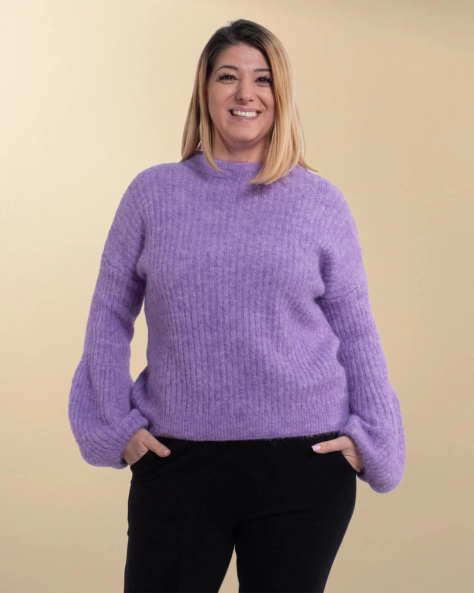 Pulovere - Pulover tricotat pufos din lână lila cu mâneci bufante